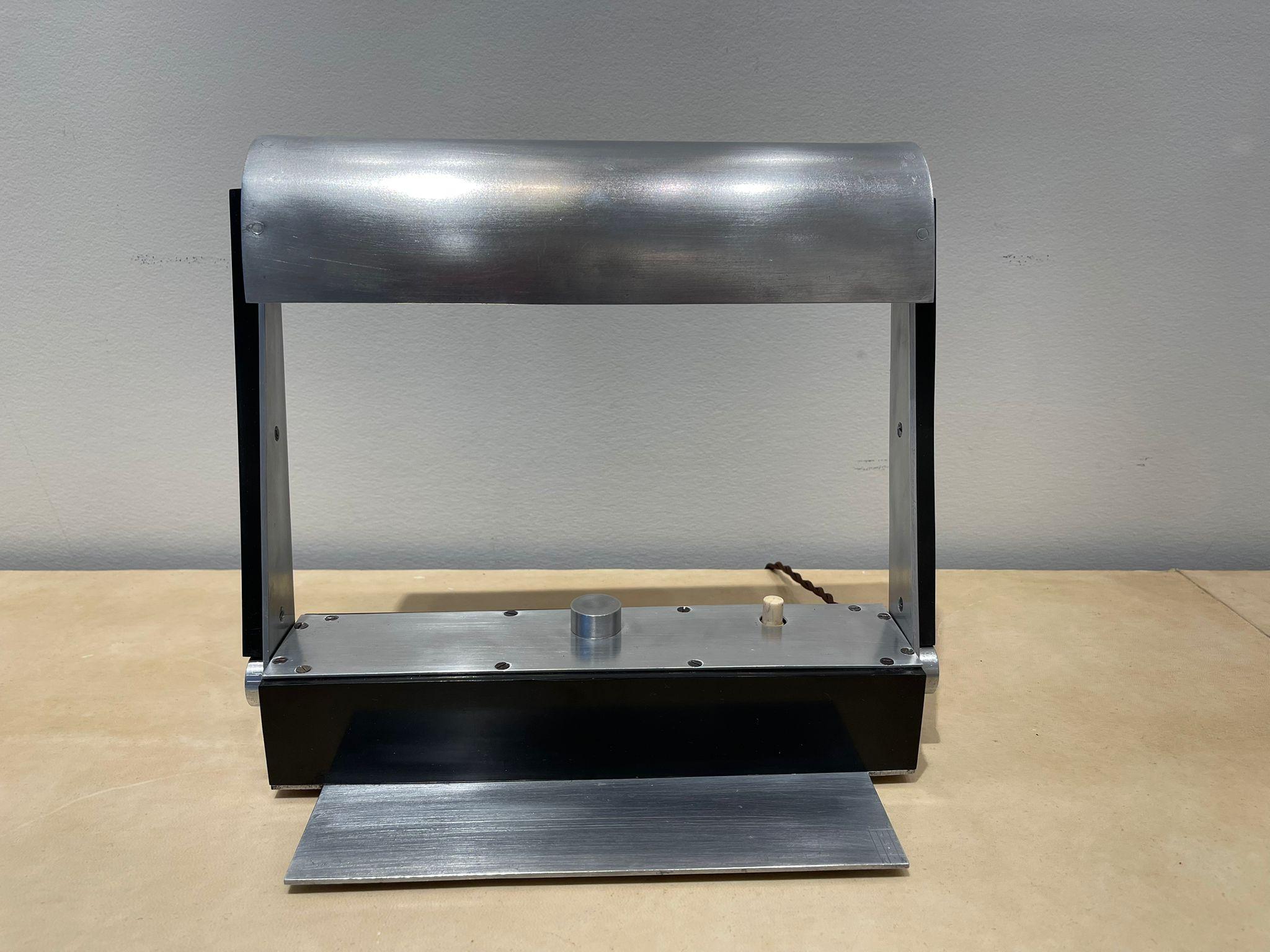 Eccezionale e rara lampada da pianoforte modernista Art Déco, modello No. 58. È stato progettato da Le Chevallier e prodotto da Koechlin. Si ritiene che questa lampada Piano articolata sia un prototipo che esemplifica l'innovazione tecnica ed
