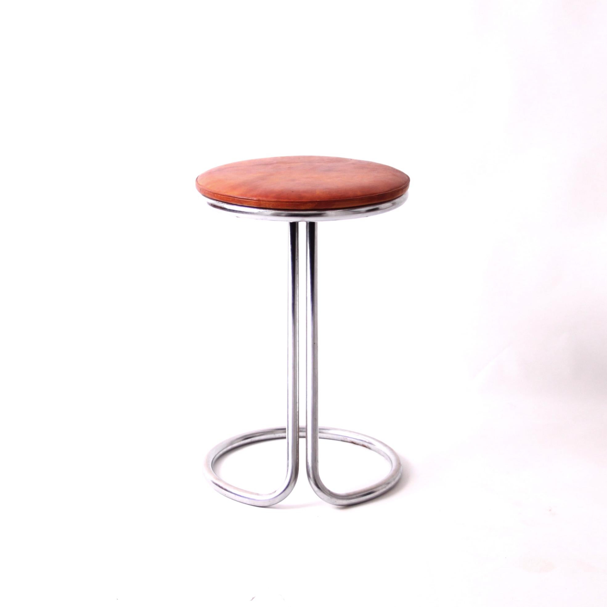 The piano stool was designed by Gilbert Rohde. 

The stool can be used traditionally or as a bedside table, as the surface is very firm. 

The base is tubular chromium-plated steel and the seat is upholstered with patinated Niger leather. 

Very