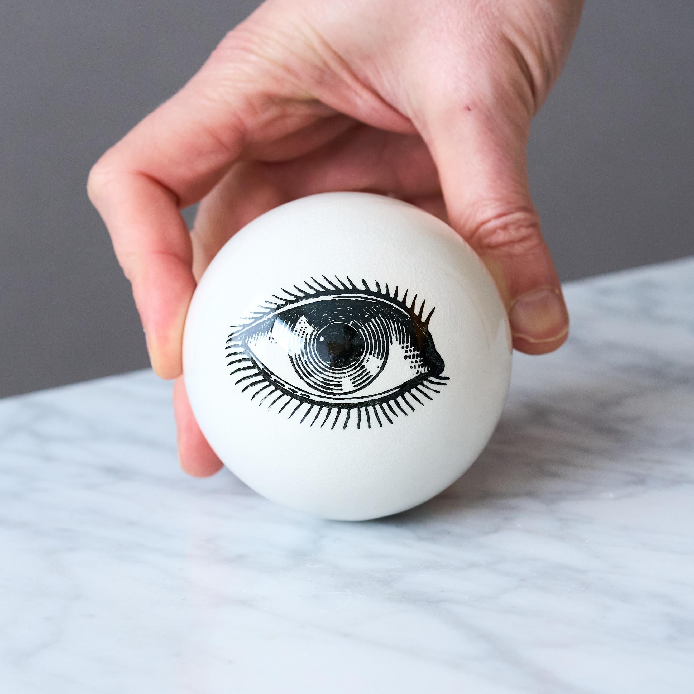 Ein seltener und schöner Briefbeschwerer mit erstaunlichem surrealistischem Augendekor.
Entworfen und hergestellt von Piero Fornasetti in Mailand, Italien. Frühe Produktion, 1950er Jahre. 

Toller Originalzustand. 

Der italienische Künstler,