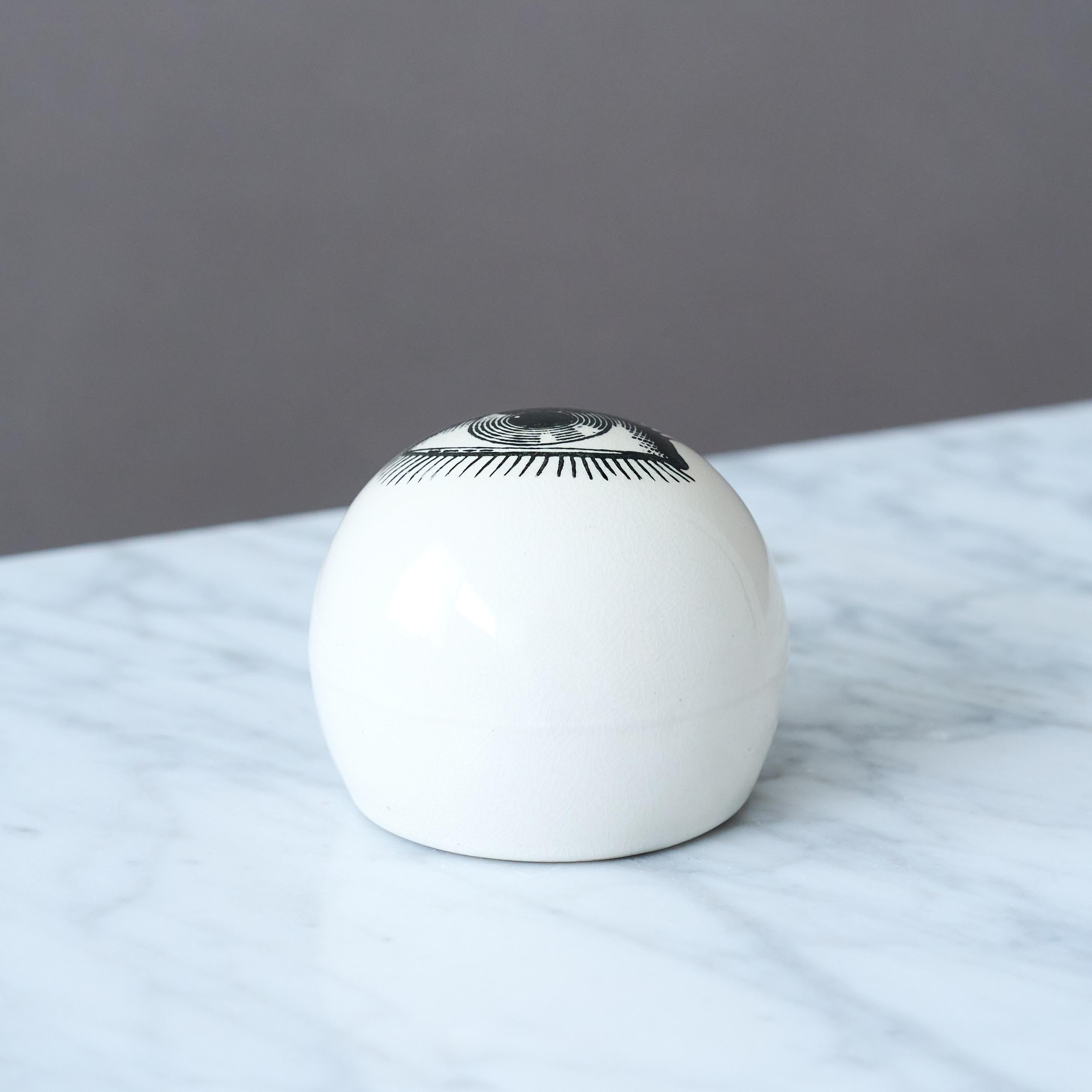 Seltener Piero Fornasetti Keramik-Briefbeschwerer 'Occhio' aus der Jahrhundertmitte, Italien 1950er Jahre. (Moderne der Mitte des Jahrhunderts) im Angebot