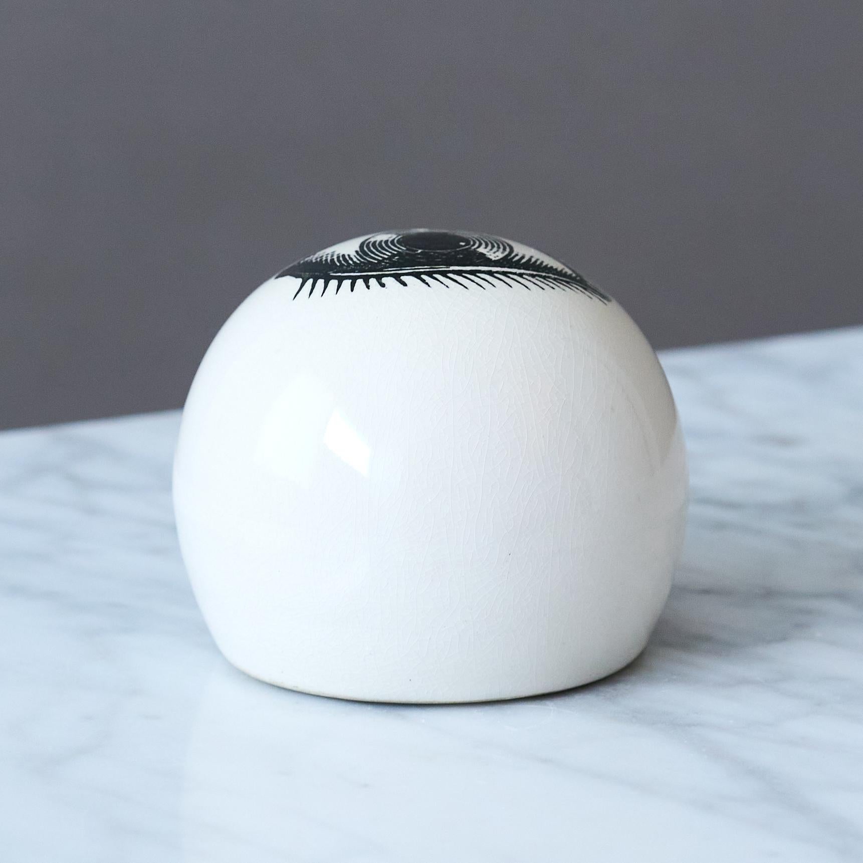 Seltener Piero Fornasetti Keramik-Briefbeschwerer 'Occhio' aus der Jahrhundertmitte, Italien 1950er Jahre. (Italienisch) im Angebot