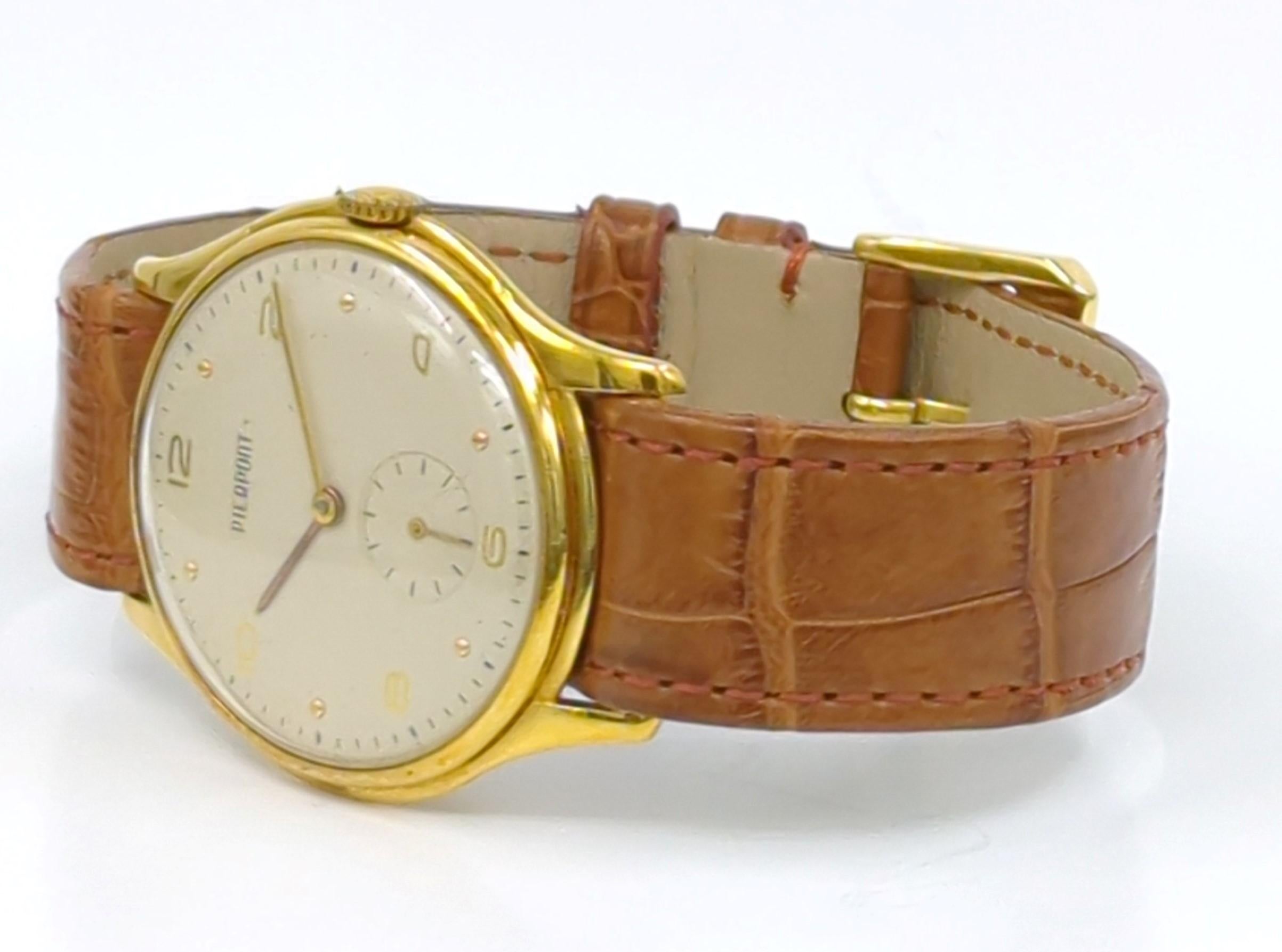 Cette montre Pierpont pour homme est un garde-temps rare et distingué des années 1940, qui incarne l'élégance et le savoir-faire d'une époque révolue. Collectional en or massif 18 carats et Swiss made, il respire le luxe et le raffinement, ce qui en