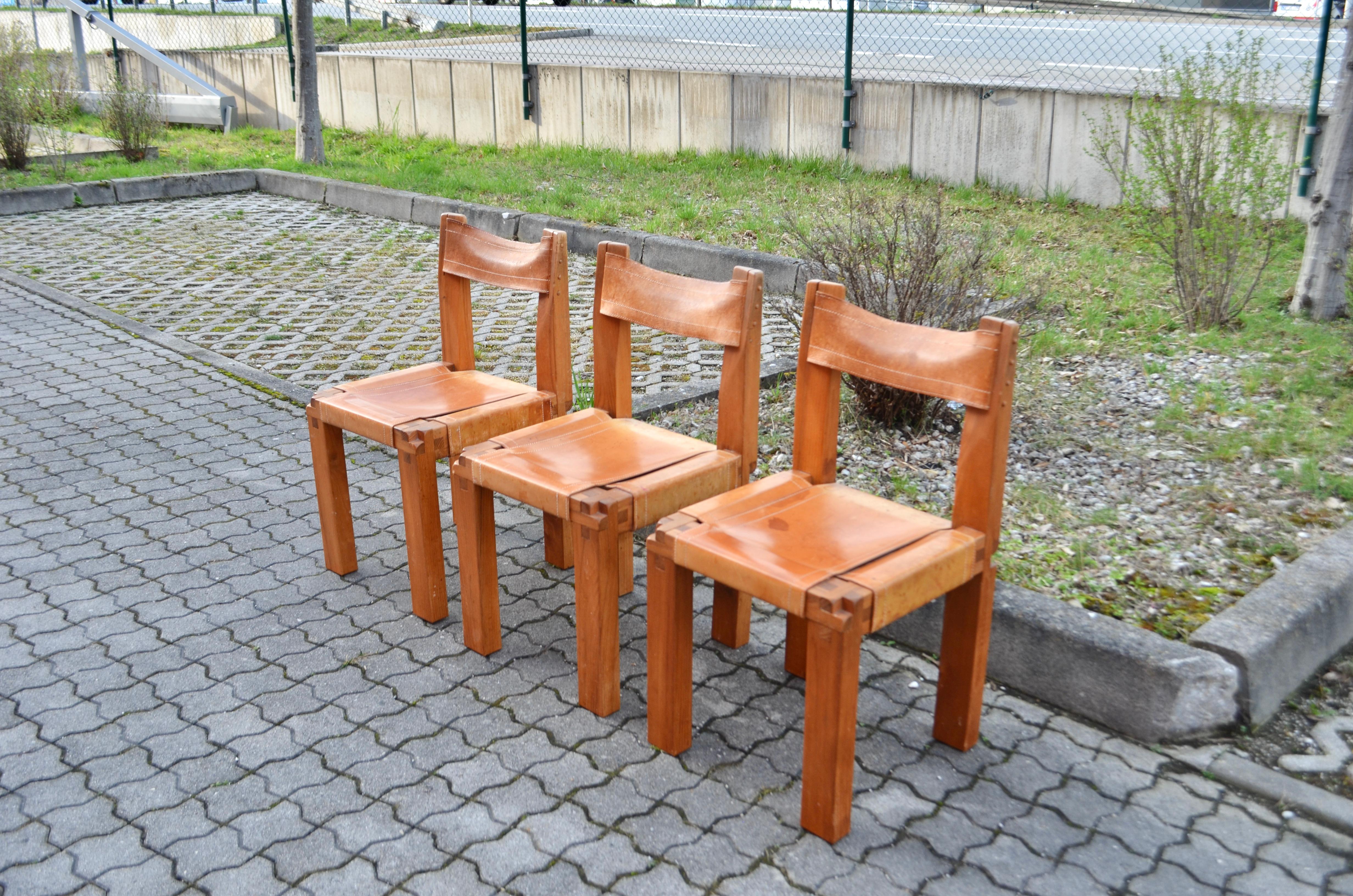 Rare chaise de salle à manger de Pierre Chapo, modèle S11, conçue en 1966.
Cette version du S11 est dotée d'un cube minimaliste et d'articulations puristes.
Fabriqué en bois d'orme et en pièces de cuir tendu cognac.
Belle patine.
Ensemble de 3 pièces