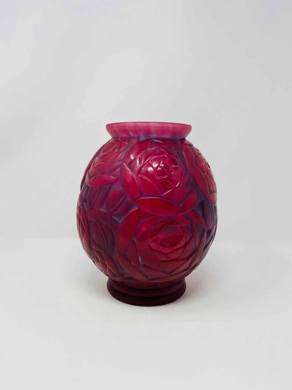 Seltene Pierre D'Avesn Französisch Figurale Rosenvase in Rosa (Glas) im Angebot