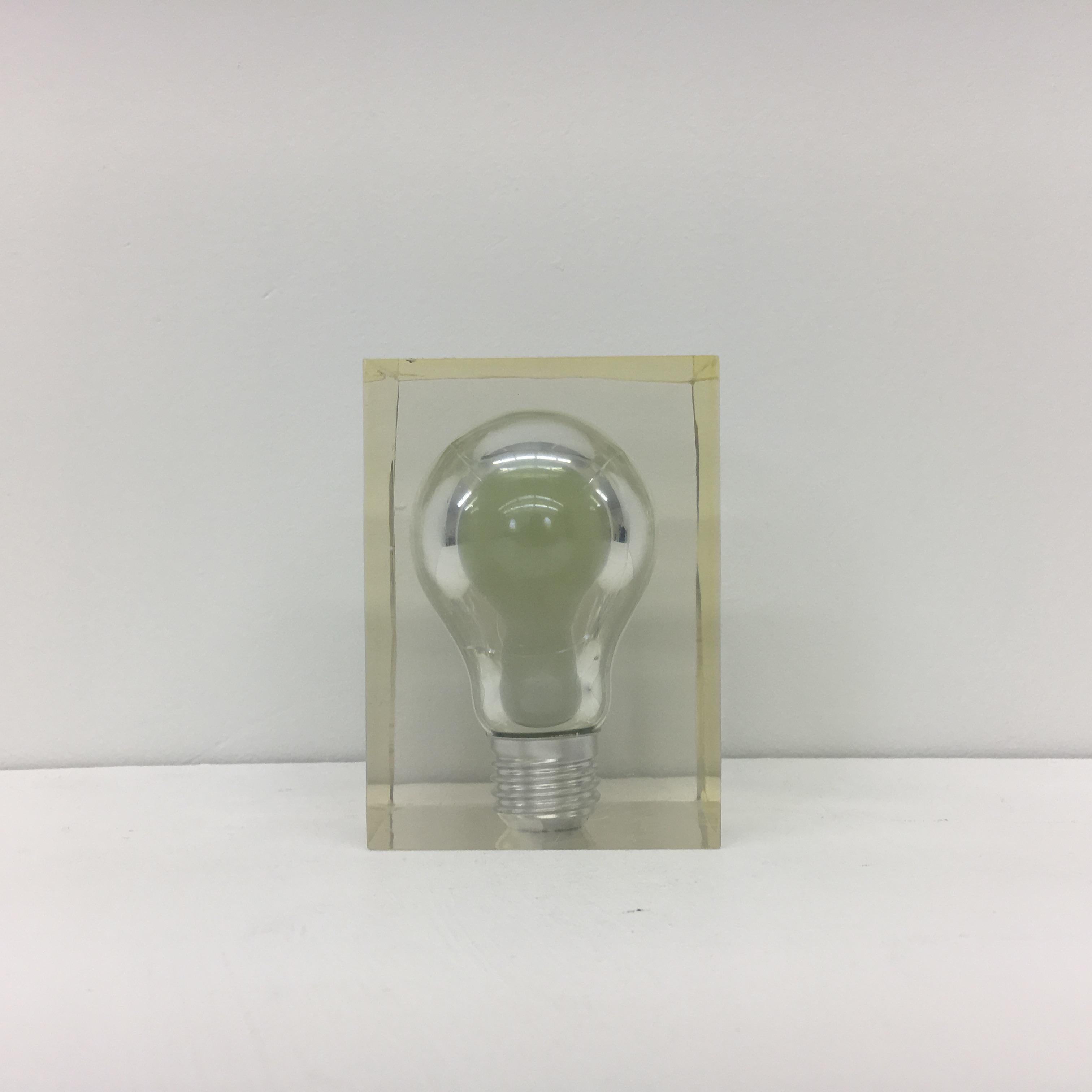 Mid-Century Modern Rare presse-papier Pierre Giraudon Pop Art Lucite sculpture 1970's en vente
