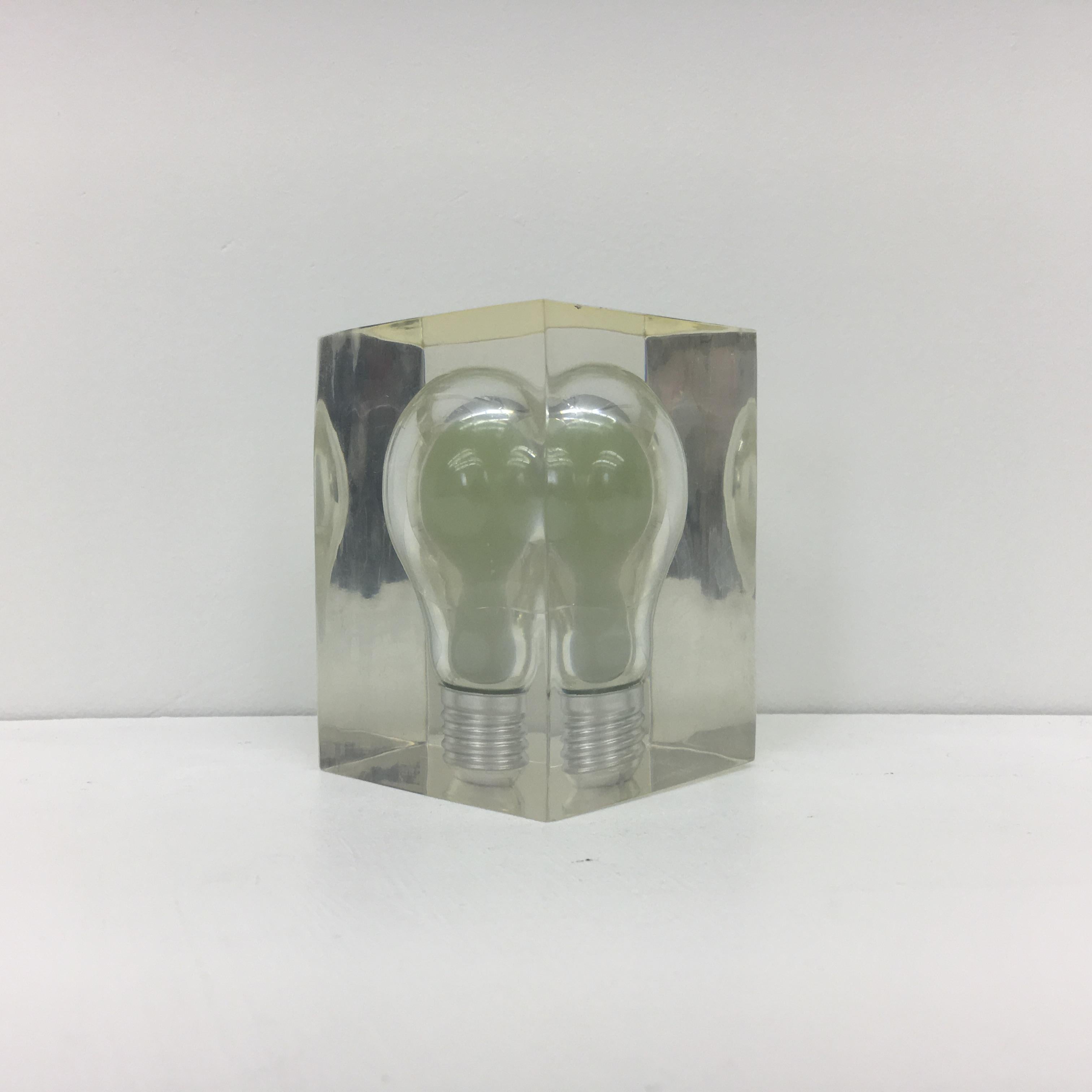 Fin du 20e siècle Rare presse-papier Pierre Giraudon Pop Art Lucite sculpture 1970's en vente