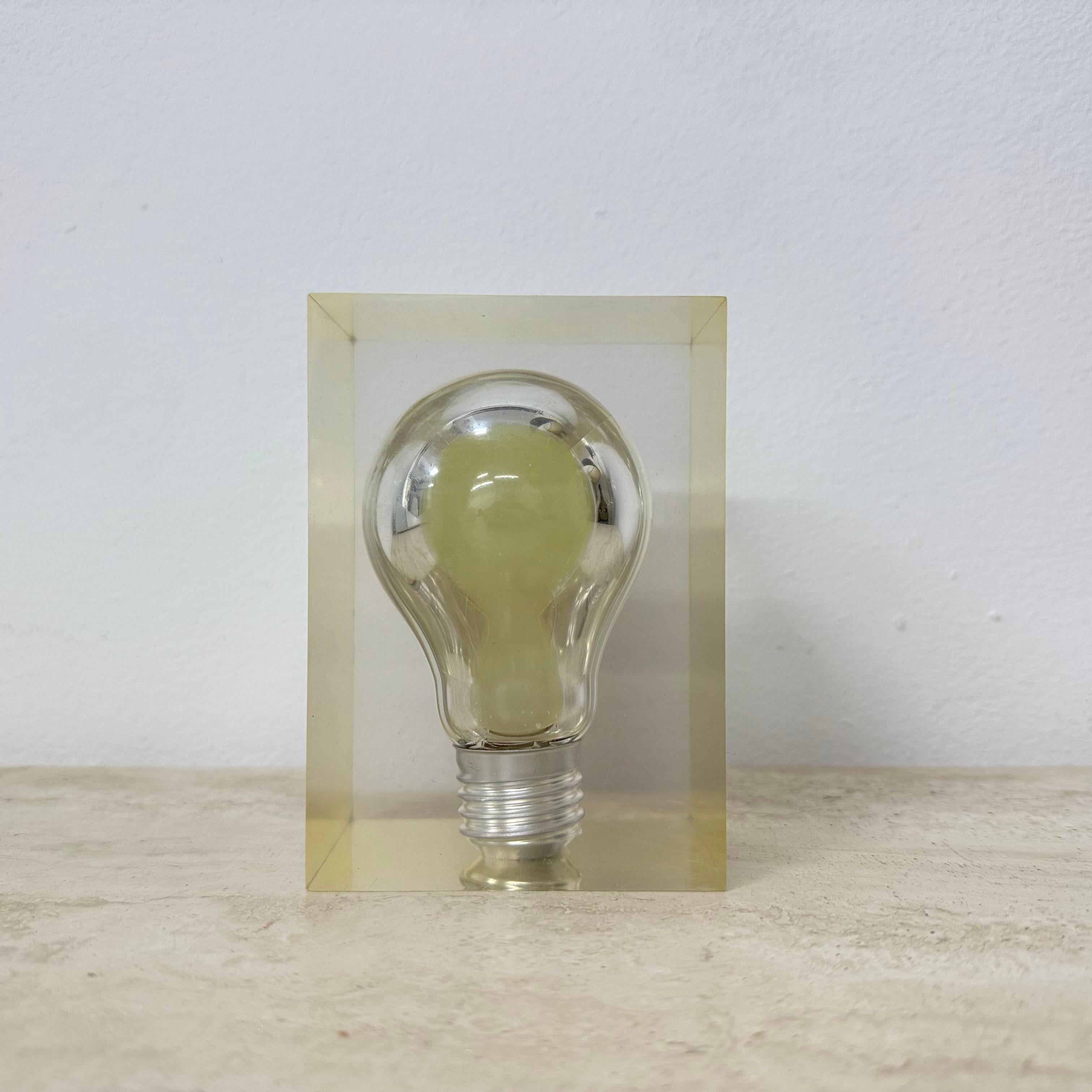 Seltene Pierre Giraudon Briefbeschwerer Pop Art Lucite Skulptur 1970er Jahre Glow in the Dar (Moderne der Mitte des Jahrhunderts) im Angebot