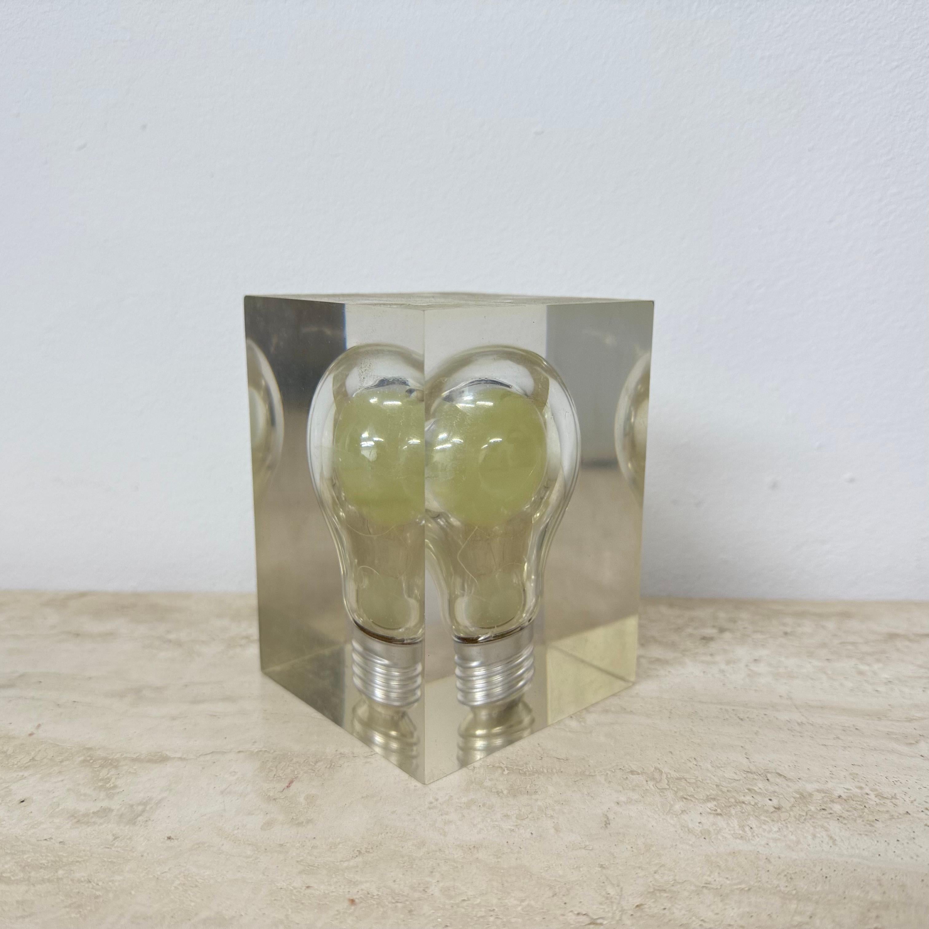 Seltene Pierre Giraudon Briefbeschwerer Pop Art Lucite Skulptur 1970er Jahre Glow in the Dar im Zustand „Gut“ im Angebot in Delft, NL