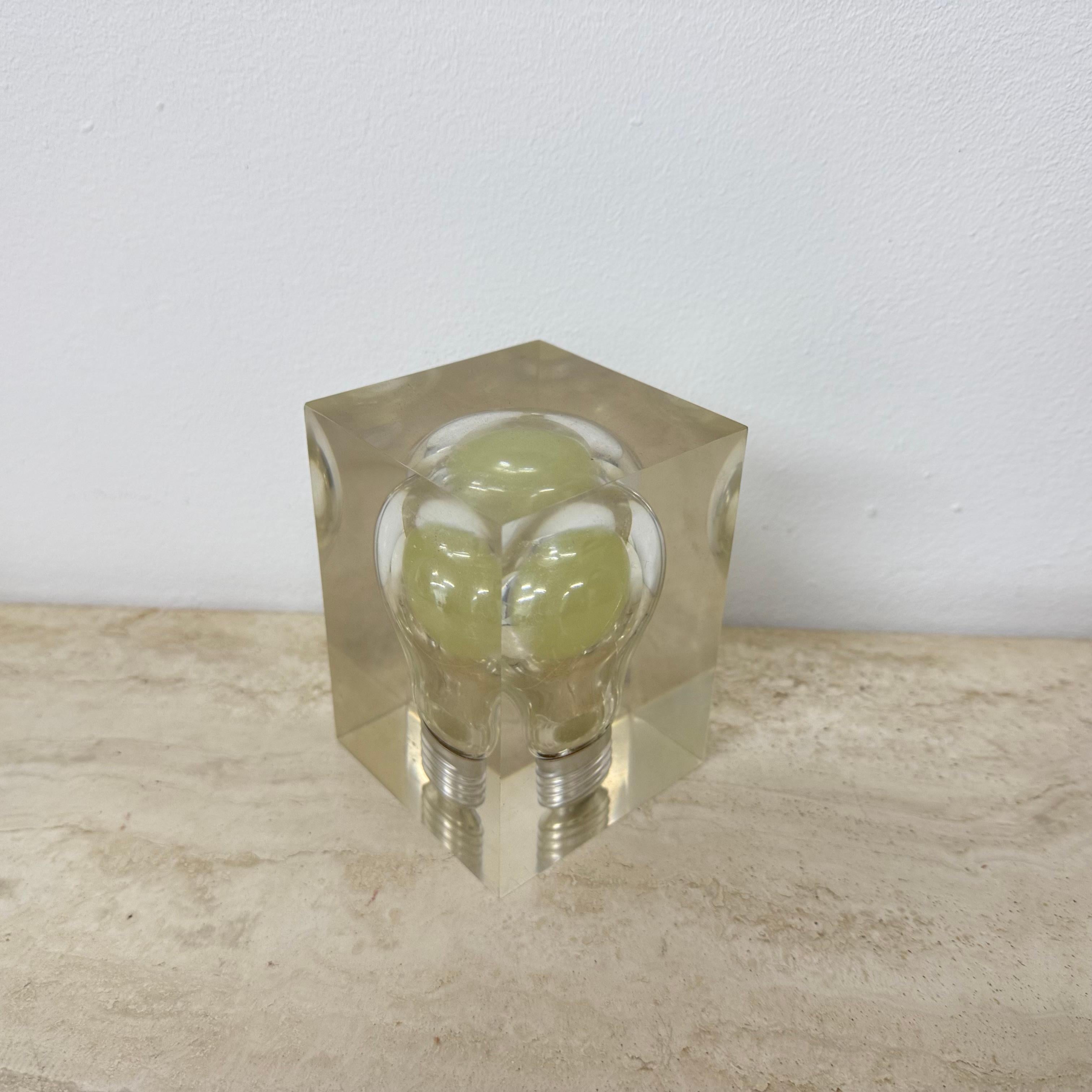 Seltene Pierre Giraudon Briefbeschwerer Pop Art Lucite Skulptur 1970er Jahre Glow in the Dar (Ende des 20. Jahrhunderts) im Angebot