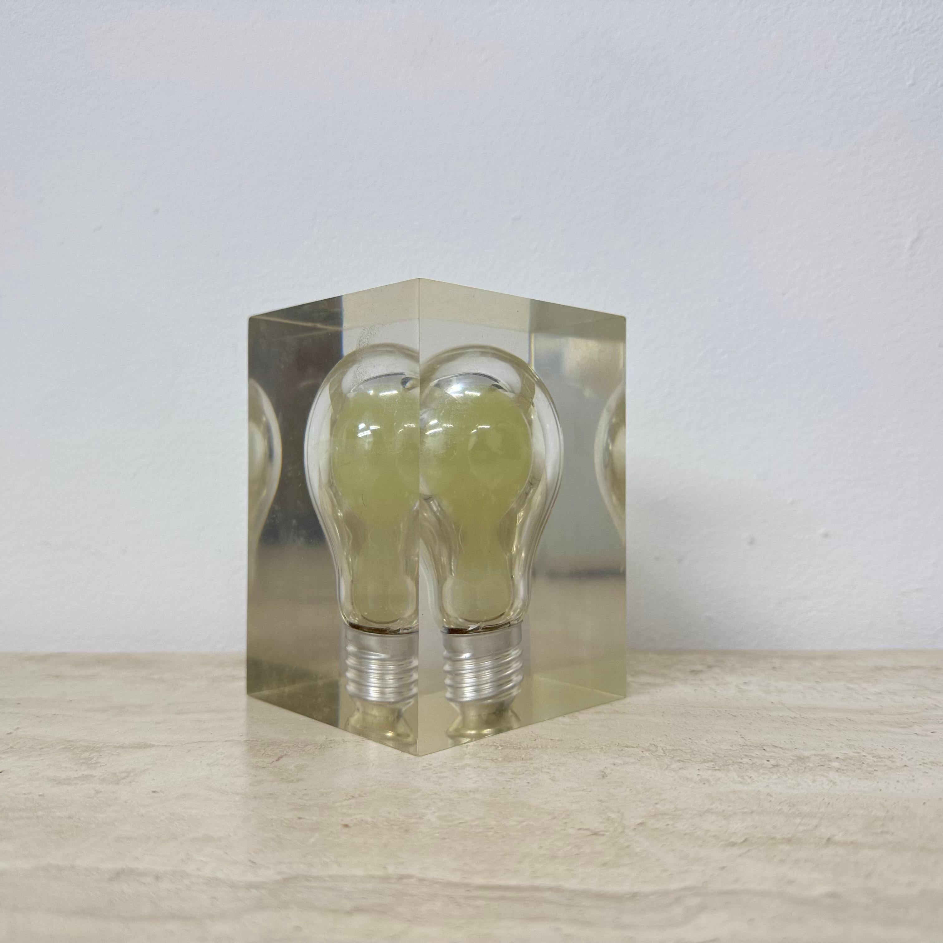 Seltene Pierre Giraudon Briefbeschwerer Pop Art Lucite Skulptur 1970er Jahre Glow in the Dar (Kunststoff) im Angebot