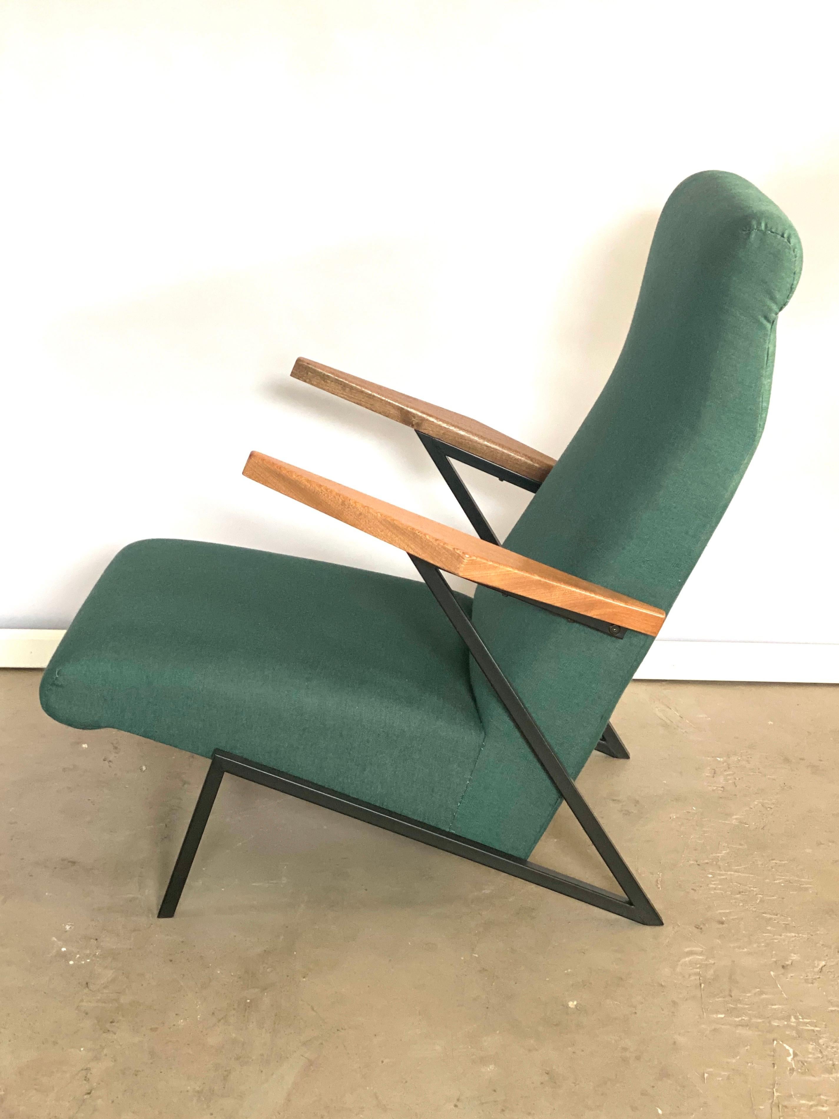 Beautiful and very rare lounge or easy chair by Pierre Guariche, newly upholstered, powder coated, sanded and lacquered according to the original state. The upholstery is the finest quality 100% wool. This model with the armrests is extremely rare,