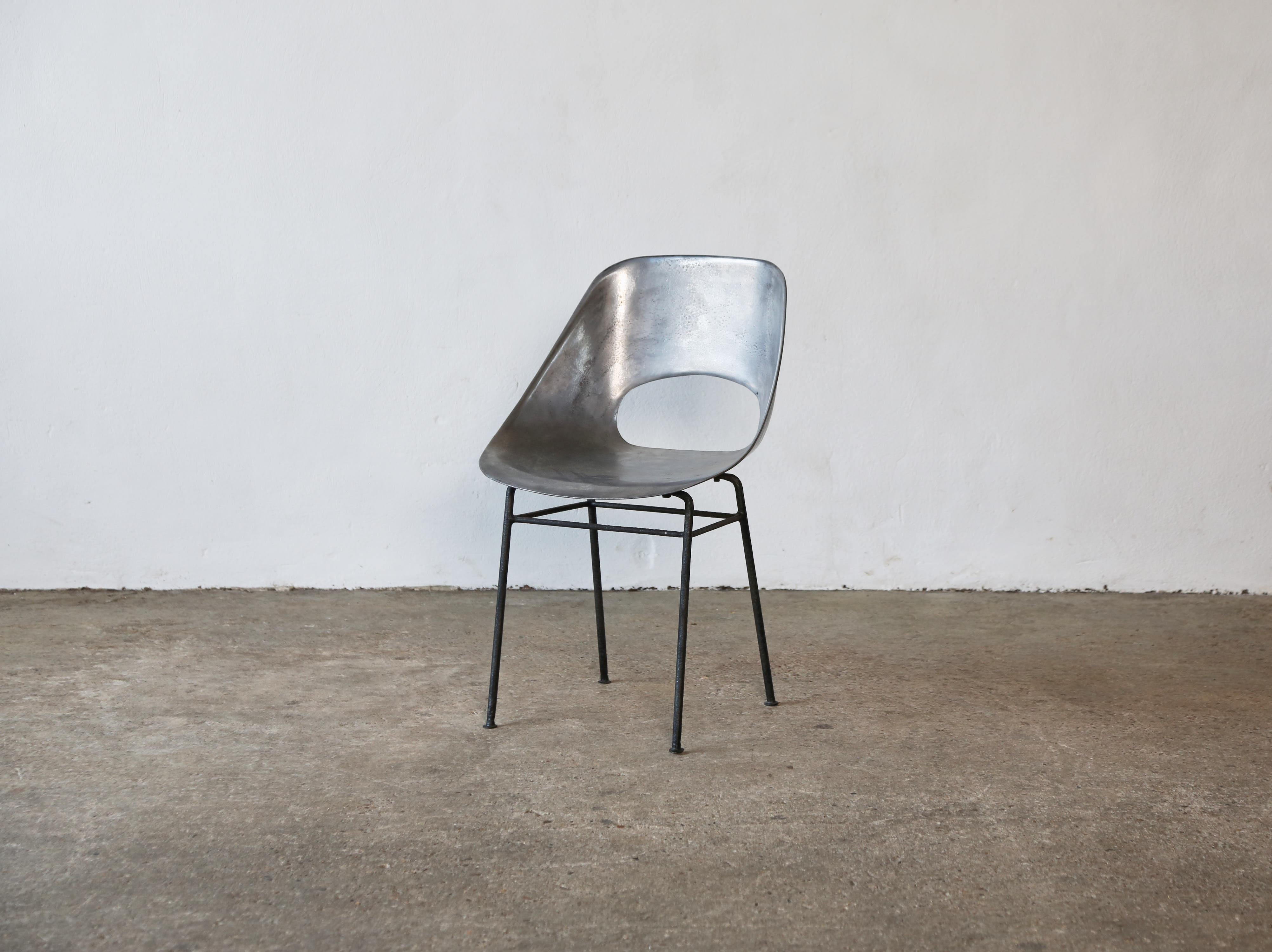 Rare variante de la chaise Tulipe de Pierre Guariche en fonte d'aluminium, datant des années 1950. En bon état vintage. La chaise a été professionnellement polie. Les imperfections naturelles du métal moulé donnent à ces chaises un caractère