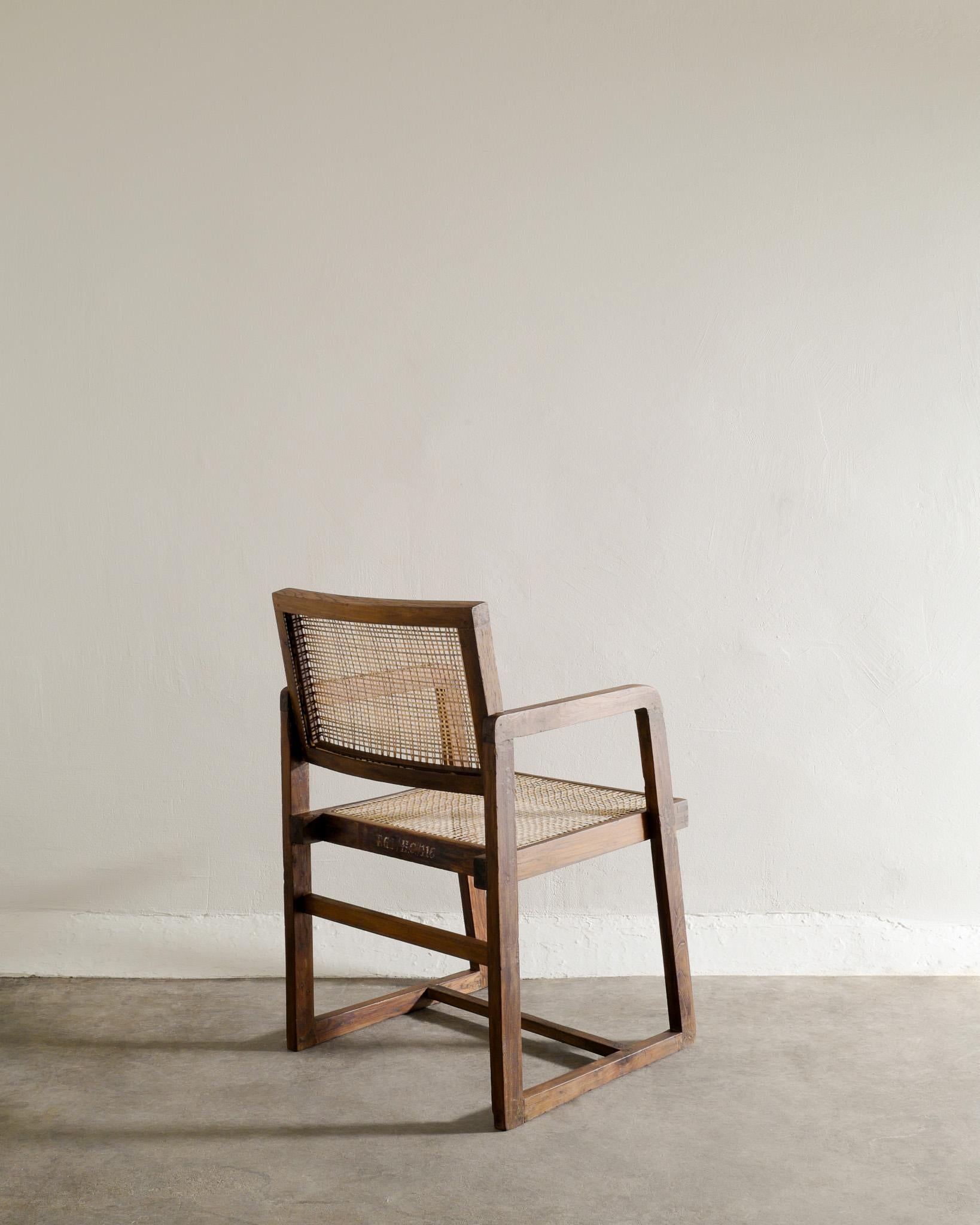 Très rare chaise de bureau de milieu de siècle en teck massif teinté et rotin par Pierre Jeanneret / Le Corbusier pour leur projet Chandigarh en Inde dans les années 1950. En bon état et nettoyés professionnellement par nos soins. Signé avec un beau