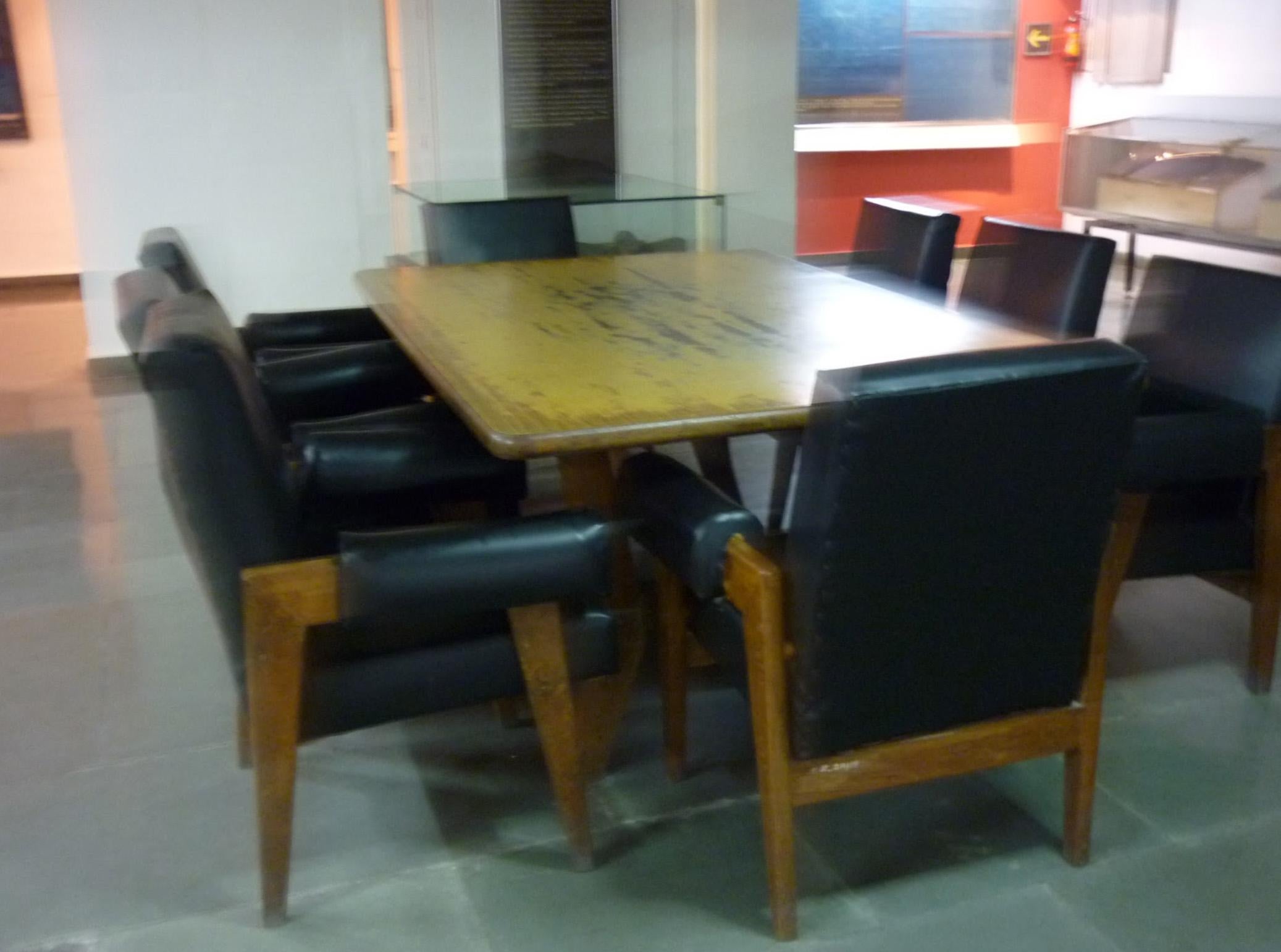 Rare table Musée de Pierre Jeanneret en vente 3