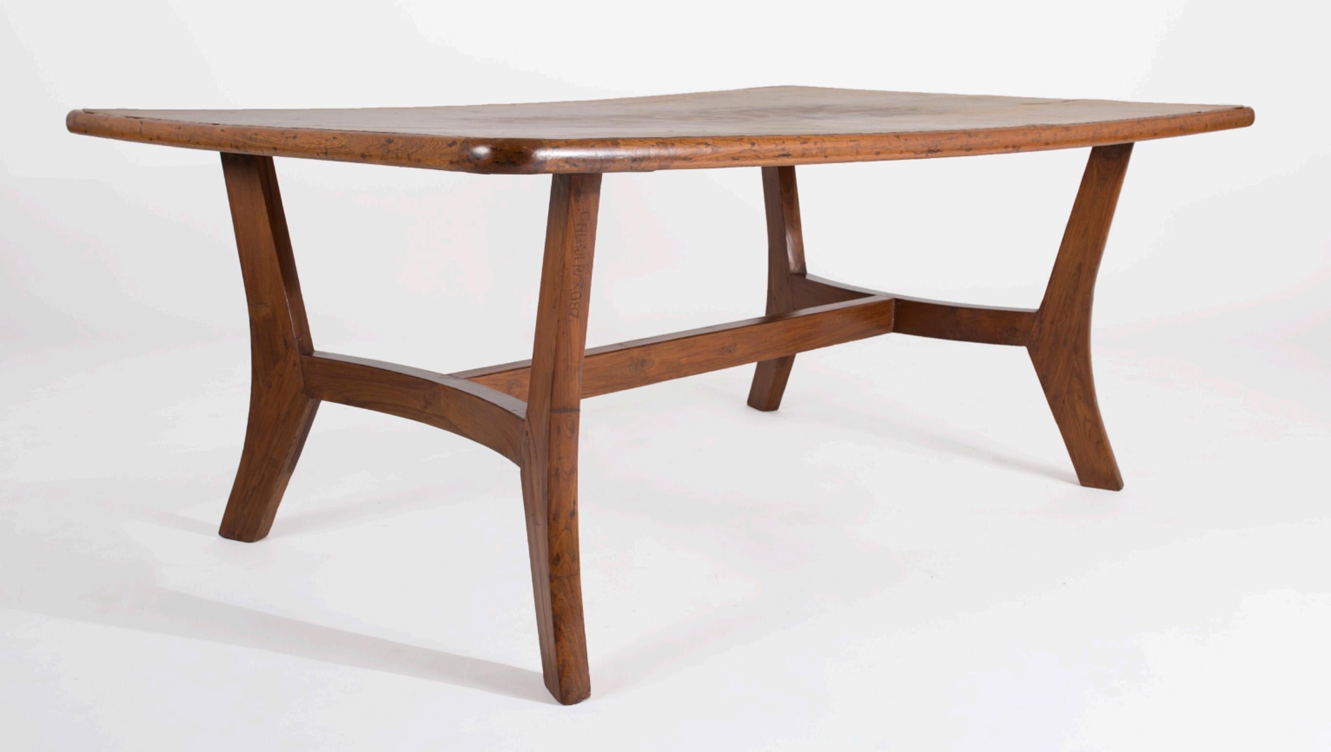 Nous avons le plaisir de présenter cette table Pierre Jeanneret, rarement vue, provenant de Chandigarh. 

Le plateau de la table présente de beaux bords arrondis en teck avec un dessus en formica. Les pieds incurvés sculpturaux se connectent pour