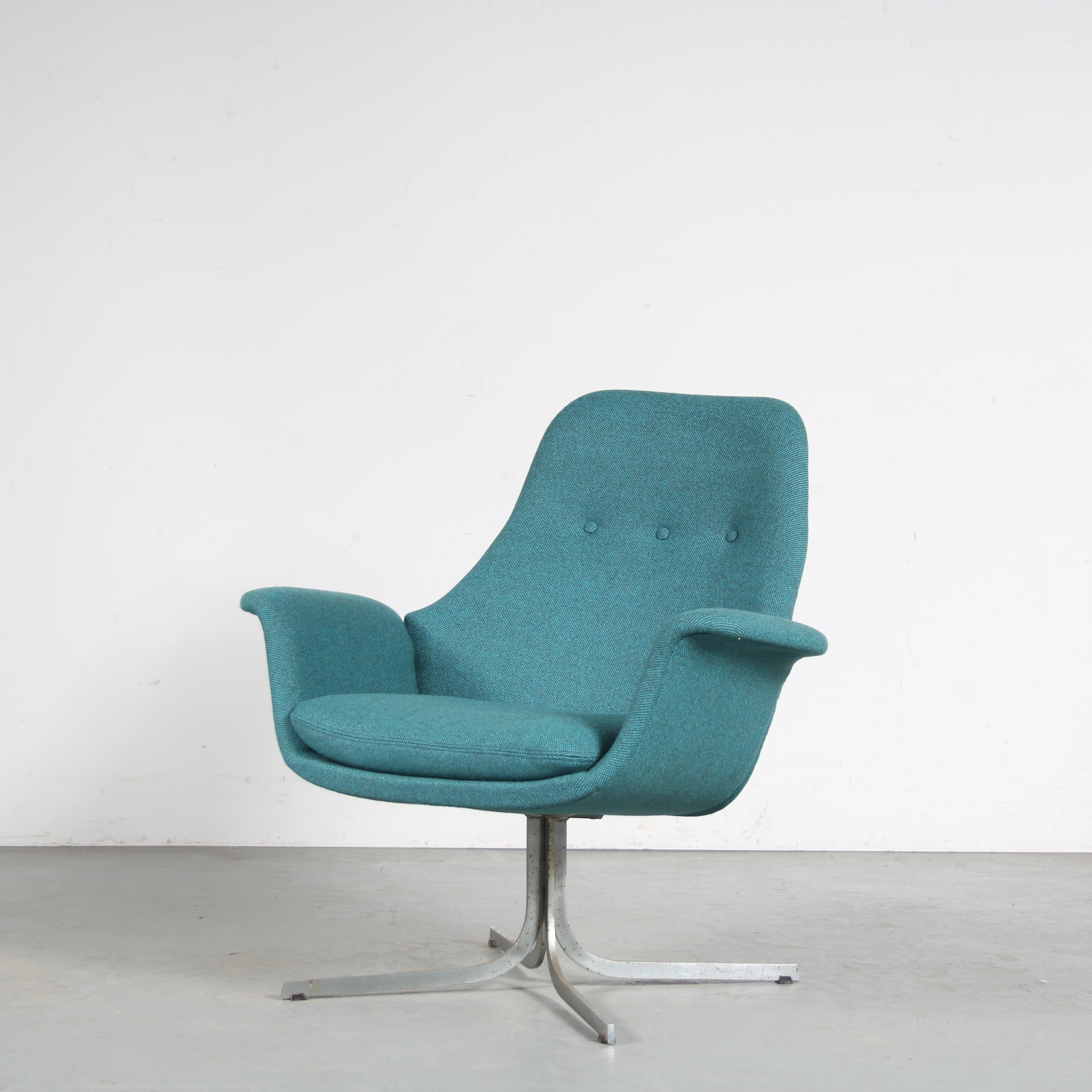A rare model lounge chair designed by Pierre Paulin, manufactured by Artifort in the Netherlands around 1960.

This eye-catching piece has a beautiful elegant style. The seat is nicely bent in a tulip like shape. The curved details are typical for