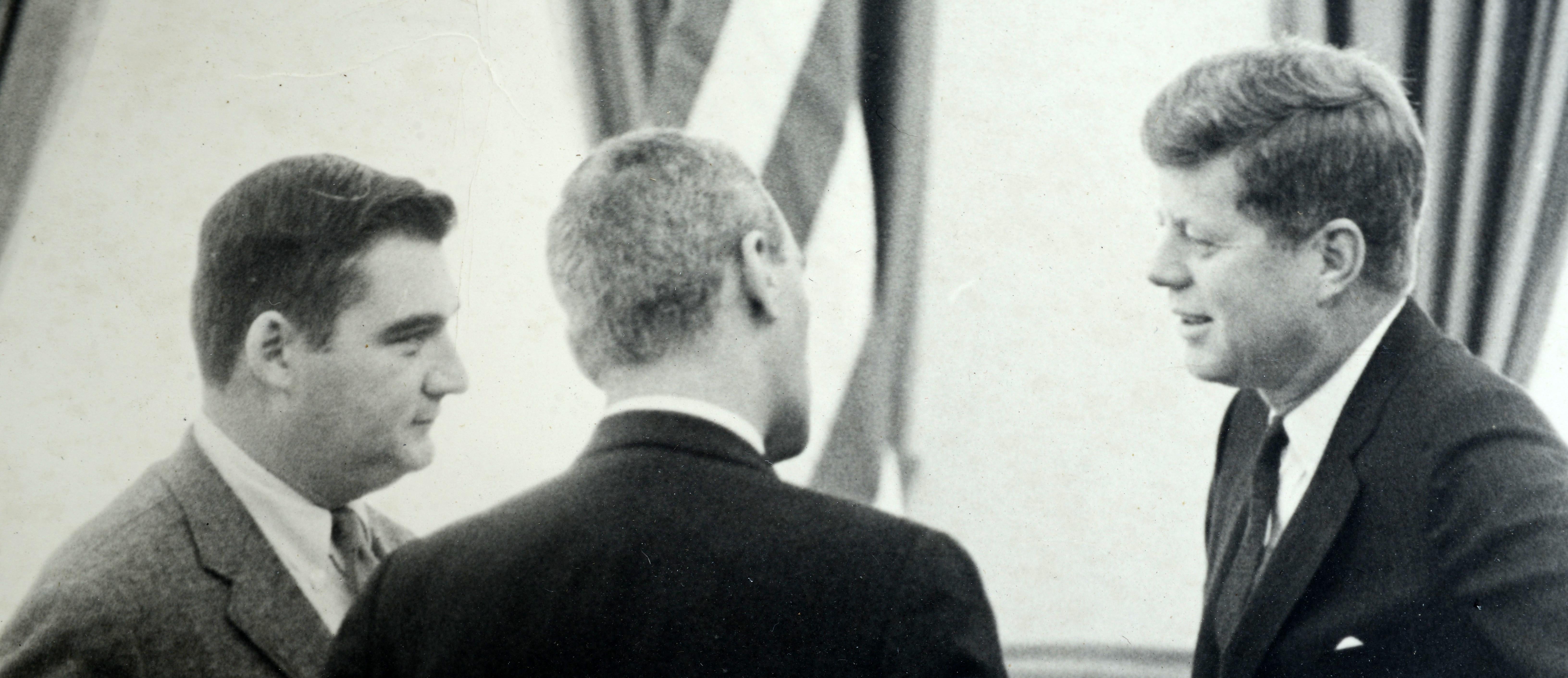 Rare photo de Pierre Salinger signée avec JFK offerte au Colonel Michael Paul. Pierre Salinger (1925-2004) a été attaché de presse des présidents Kennedy et Johnson de 1961 à 1964, date à laquelle il a démissionné pour se présenter au Sénat