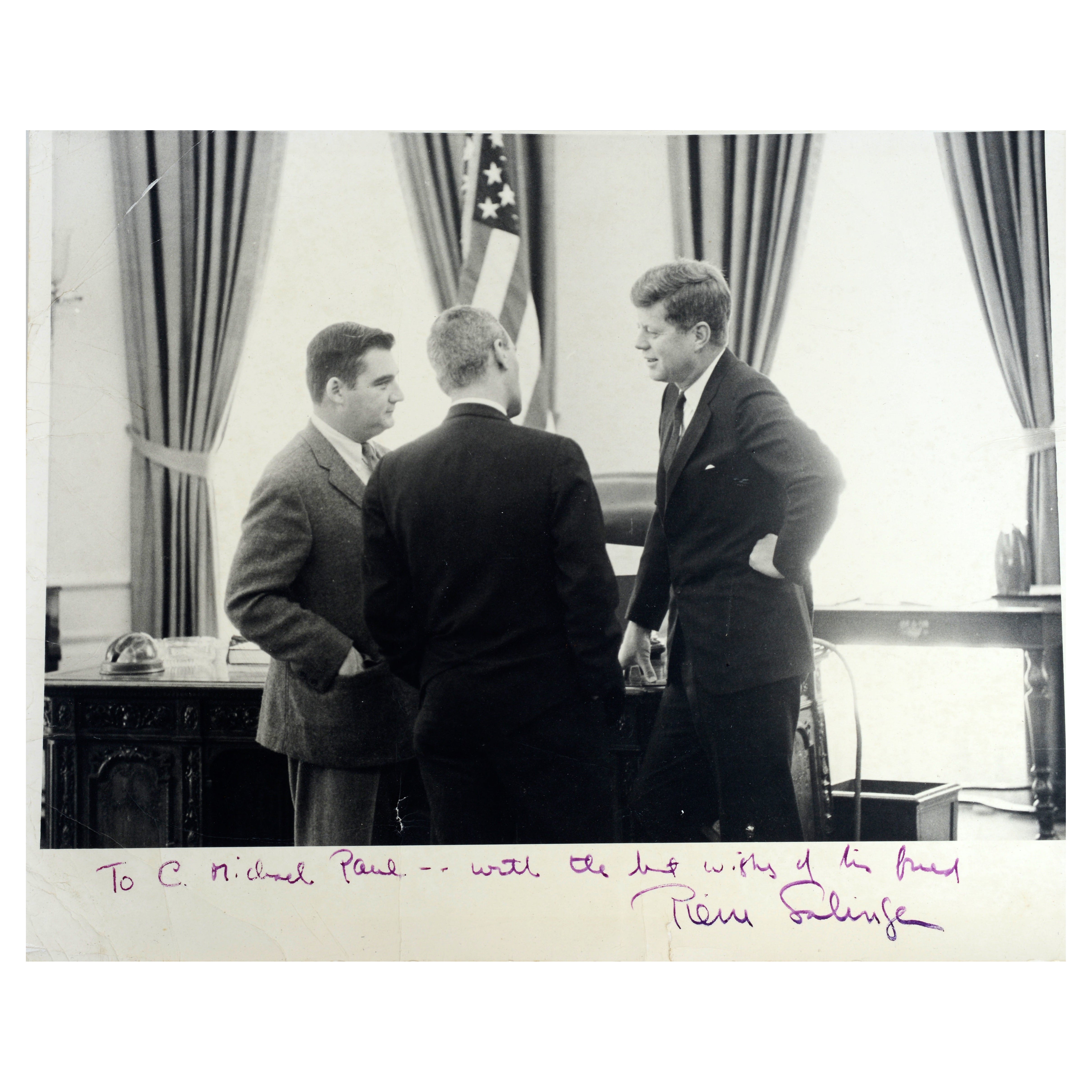 Rare photo signée Pierre Salinger avec JFK qui a été présentée à Cornel Paul en vente