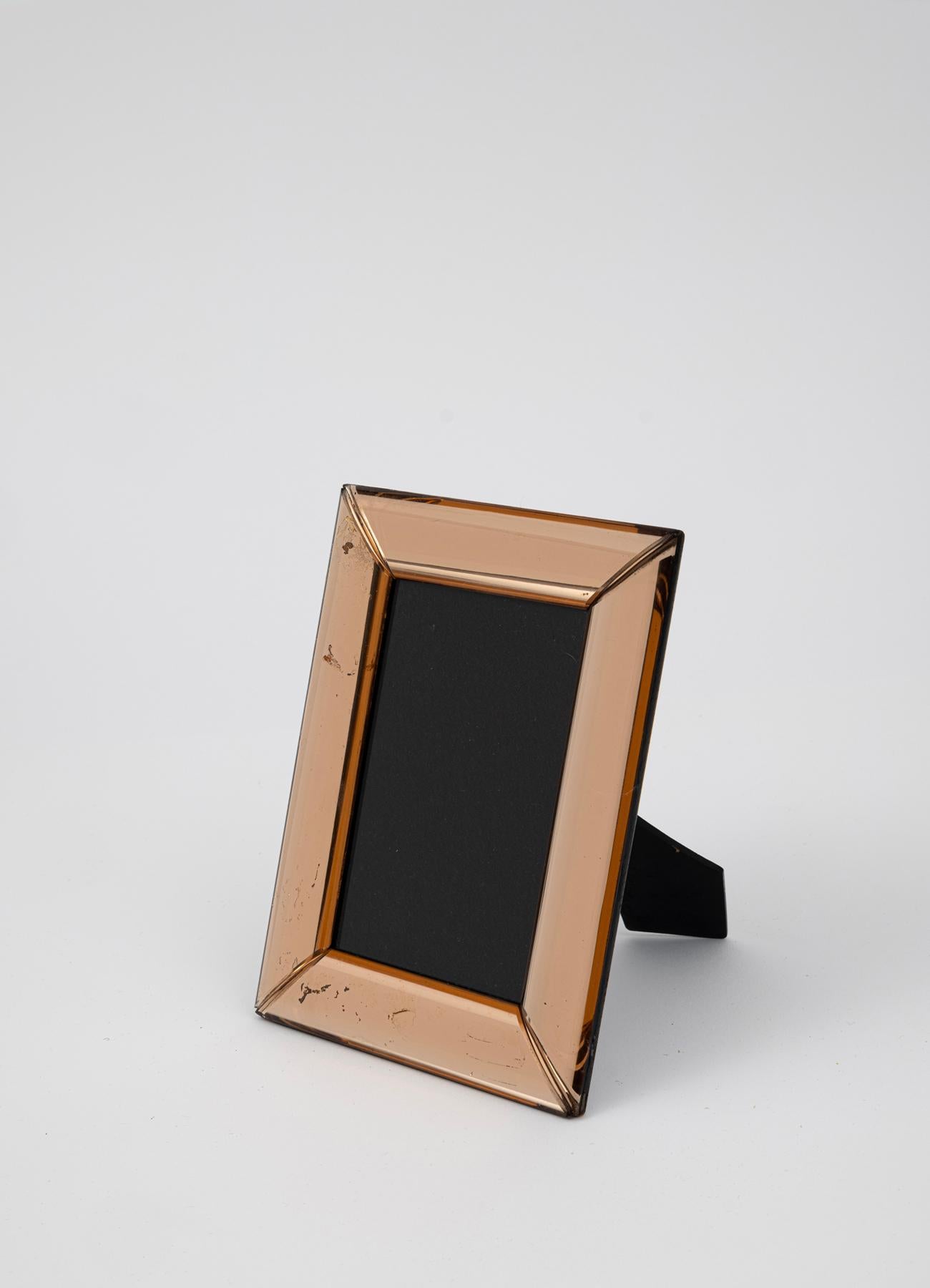 Rara cornice per quadri di Fontana Arte. Primi anni '50

Cornice in vetro rosa curvo di qualità eccezionale. 

Si prevedono segni di invecchiamento nel bicchiere. 

Nessuna scheggiatura o intaccatura.

Esiste anche una versione più grande di questo