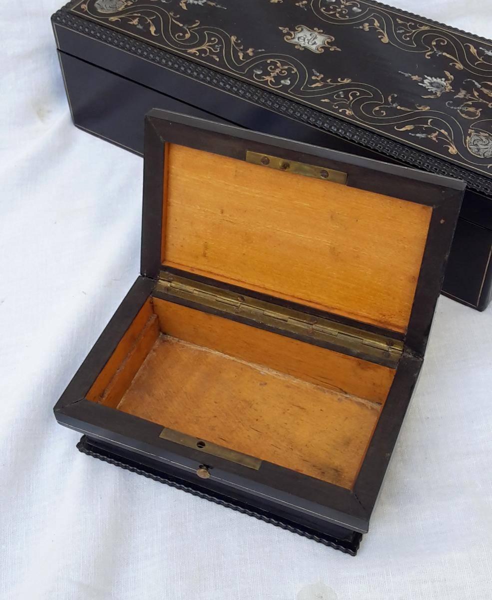 Rare stamp box or pill box in boulle marquetry style.
Napoleon III style unique small box for stamos pills, ebony veneered and Boulle style marquetry with brass, pewter, mother-of-pearl etc. 
The inside part is in fruitwood lemon tree veener.
