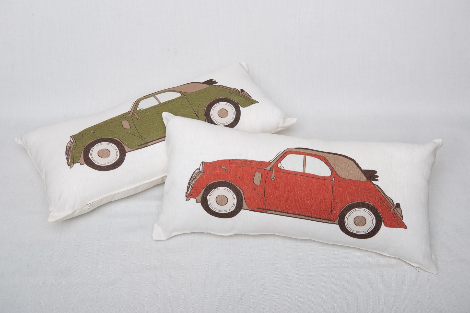 Pair of linen cushions (or pillows) with Mickey Mouse (Topolino in Italy) car print.
There also due pieces of fabric : Mickey Mouse cm. 100x62 -   Vespa cm. 95x 60 -  with whom You can do what You want.
The price is for all.


ref. B/2109