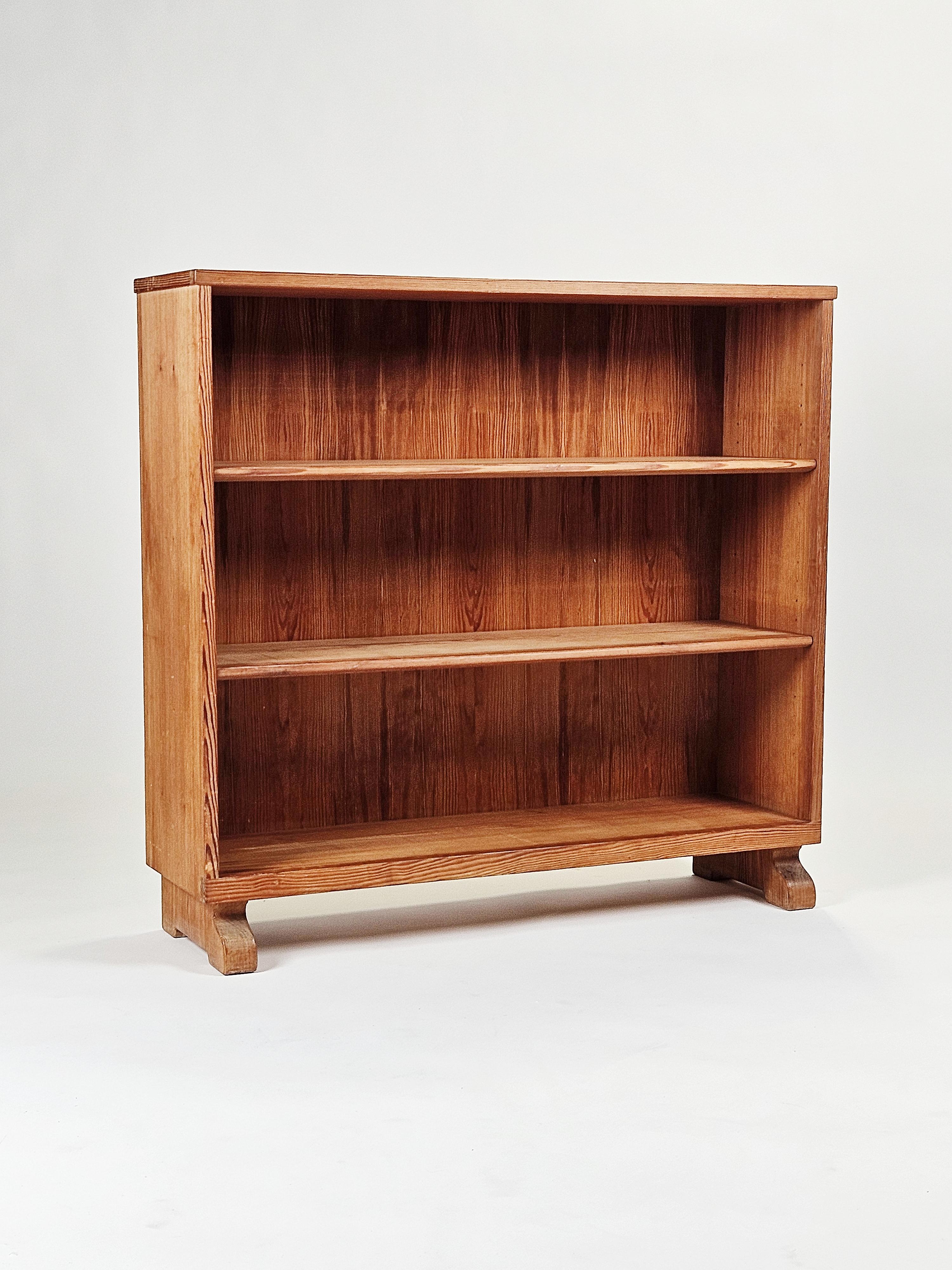 Rare pine bookcase designed by Carl Malmsten. Produced in Sweden during the 1950s. 

A beautiful piece of so called Swedish sports cabin furniture. 