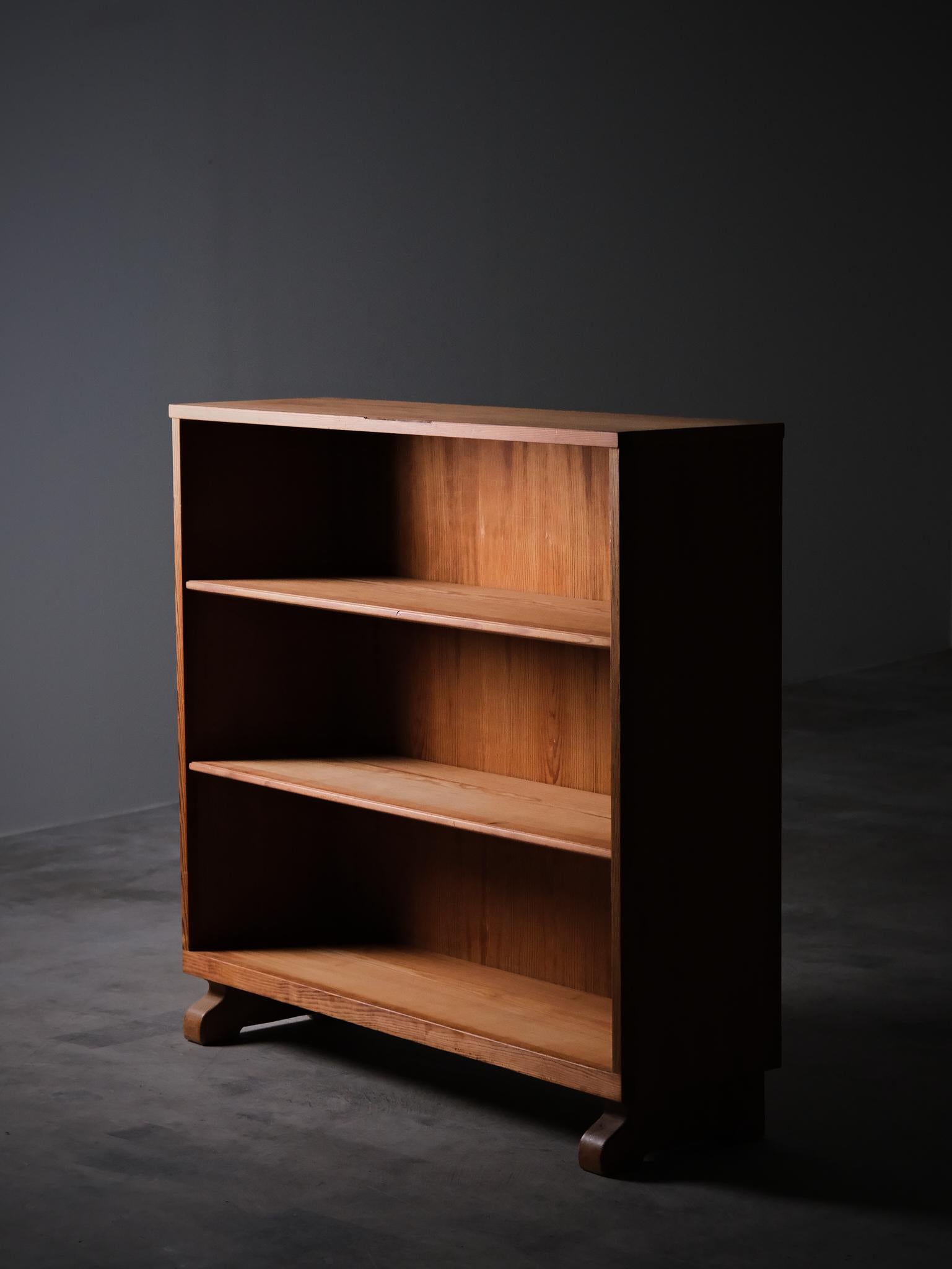 Rara libreria in pino disegnata da Carl Malmsten. Prodotto in Svezia negli anni '50. 

Un bellissimo pezzo di arredamento per cabine sportive svedesi. 
