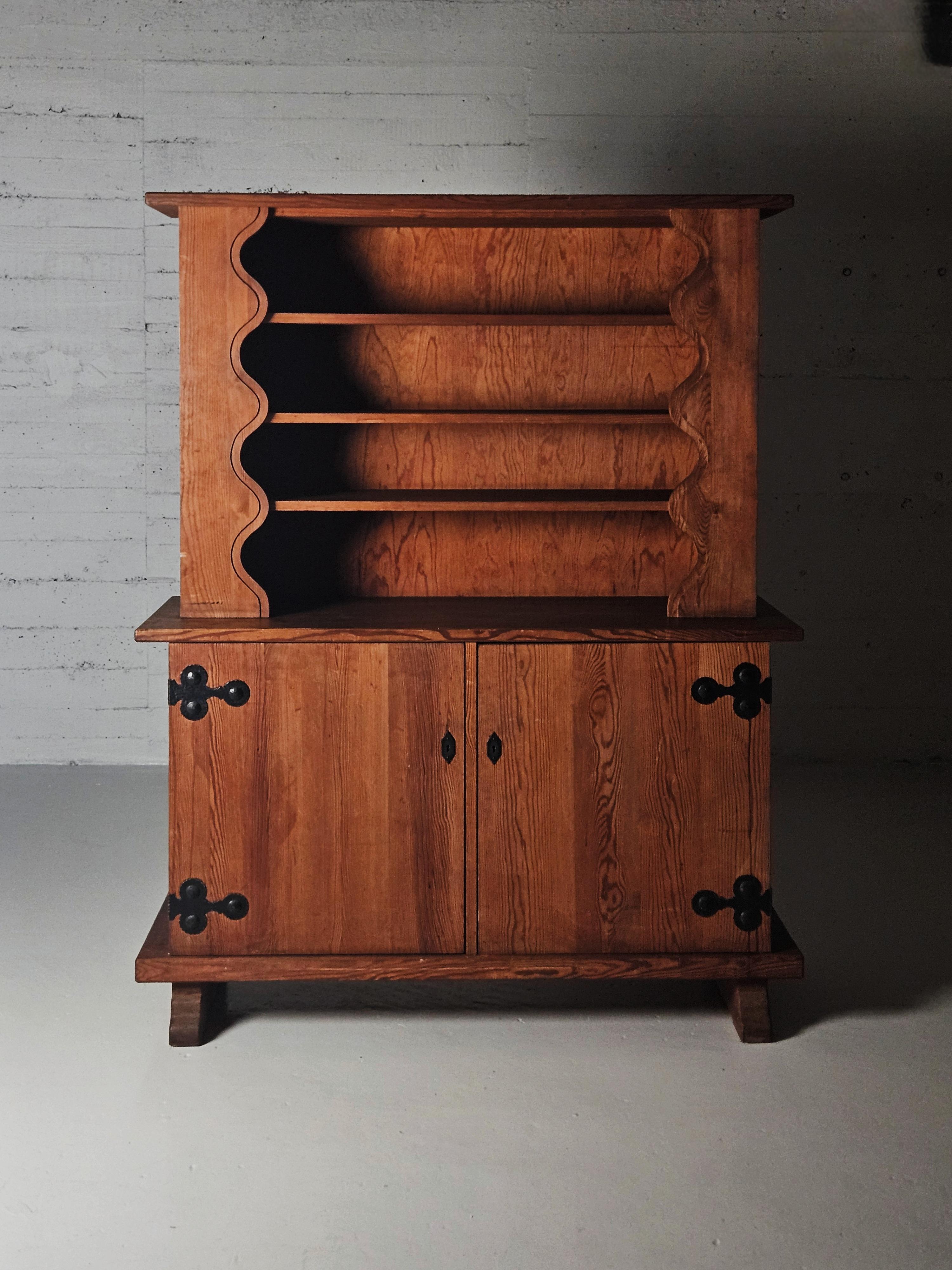 Hermoso armario de Otto Dahlin, Suecia, durante la década de 1940. 

Fabricado en pino macizo con elementos de hierro. 

La forma ondulada de la balda superior, así como las patas del mueble, hacen pensar en los muebles para cabañas deportivas de