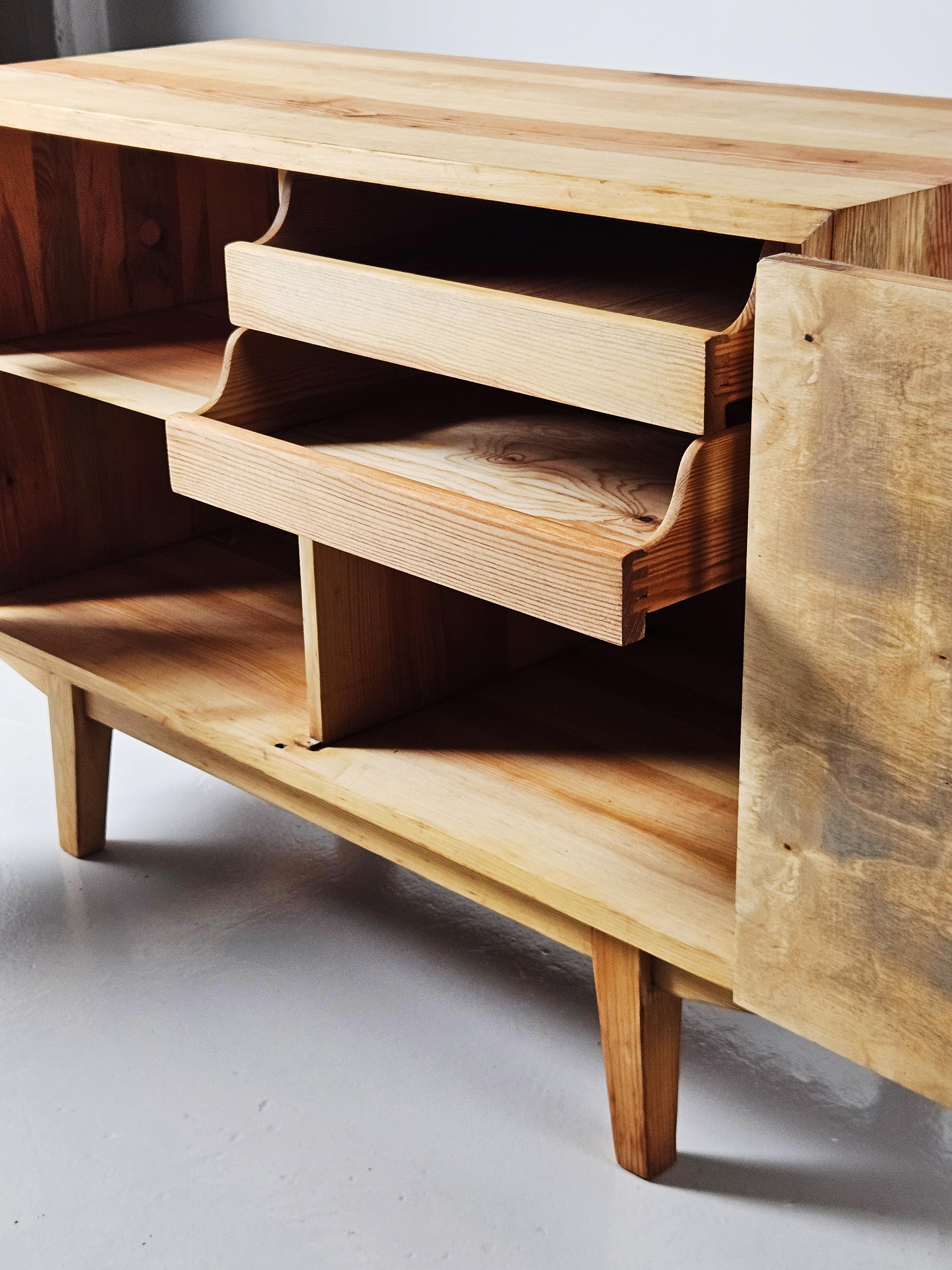 Seltenes Sideboard aus Kiefernholz von Göran Malmvall für Svensk Fur, Schweden, 1940er Jahre (20. Jahrhundert) im Angebot