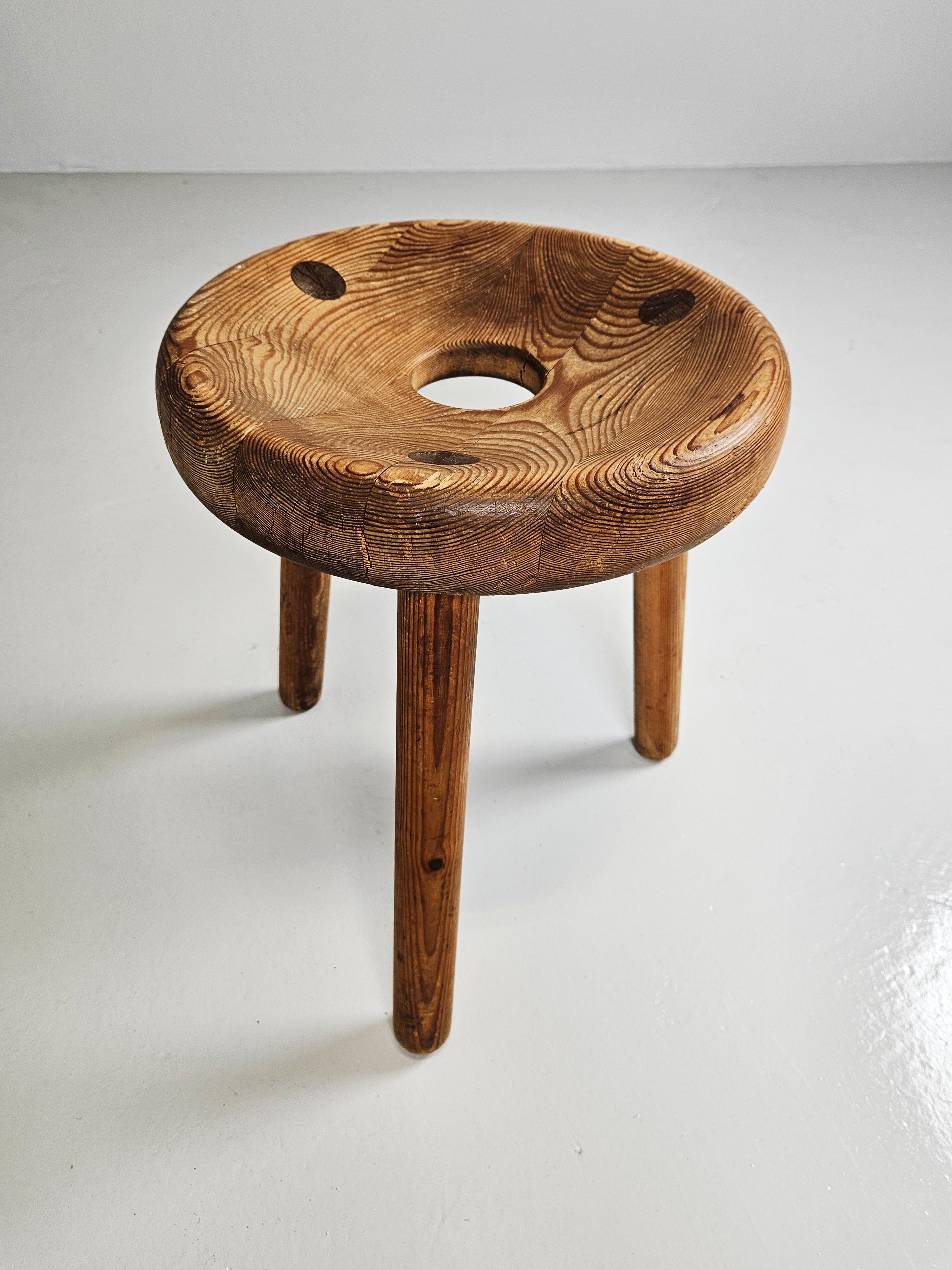Rare pine stool 'Sauna' by Bertel Gardberg for Villa Joukhi, Finland, 1950s For Sale 1