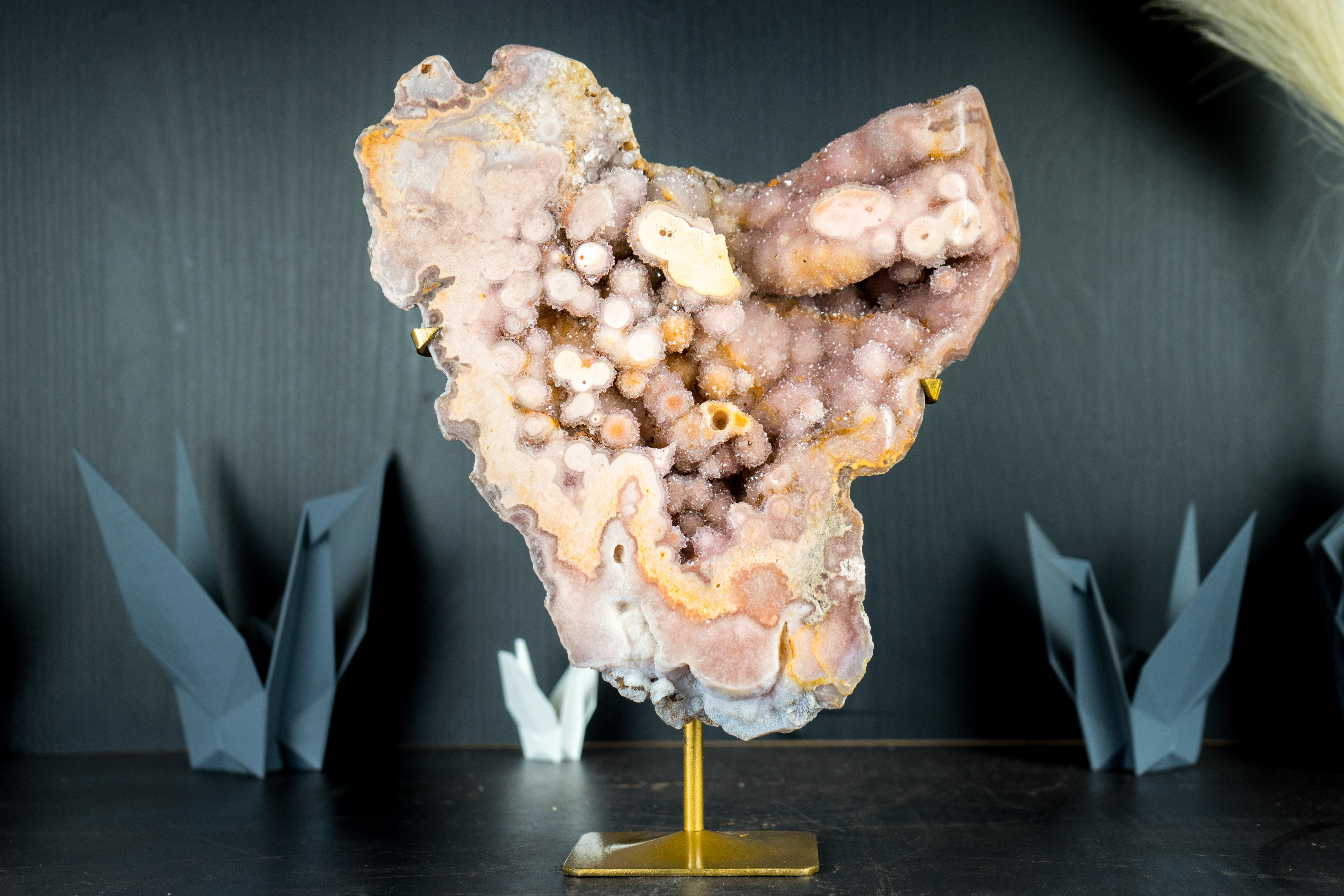You might be wondering: are these yellow and rose hues completely natural? Indeed, the yellow and rose tones visible in this Pink Amethyst geode slab are entirely natural and are one of the rarest color schemes to be found on Pink Amethysts. The