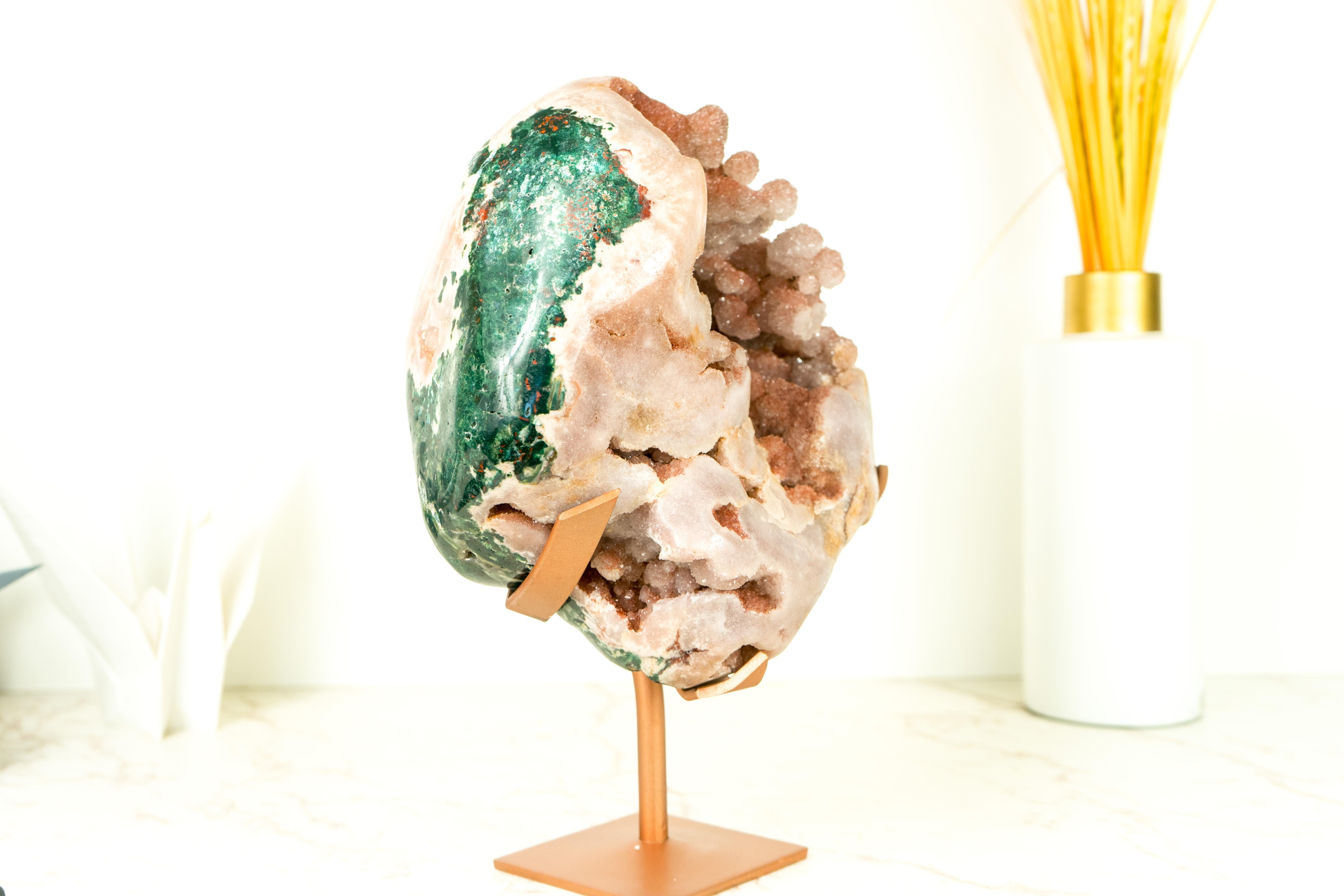 Brasiliano Raro geode di ametista rosa con druzy di ametista, scultura di cristallo in vendita