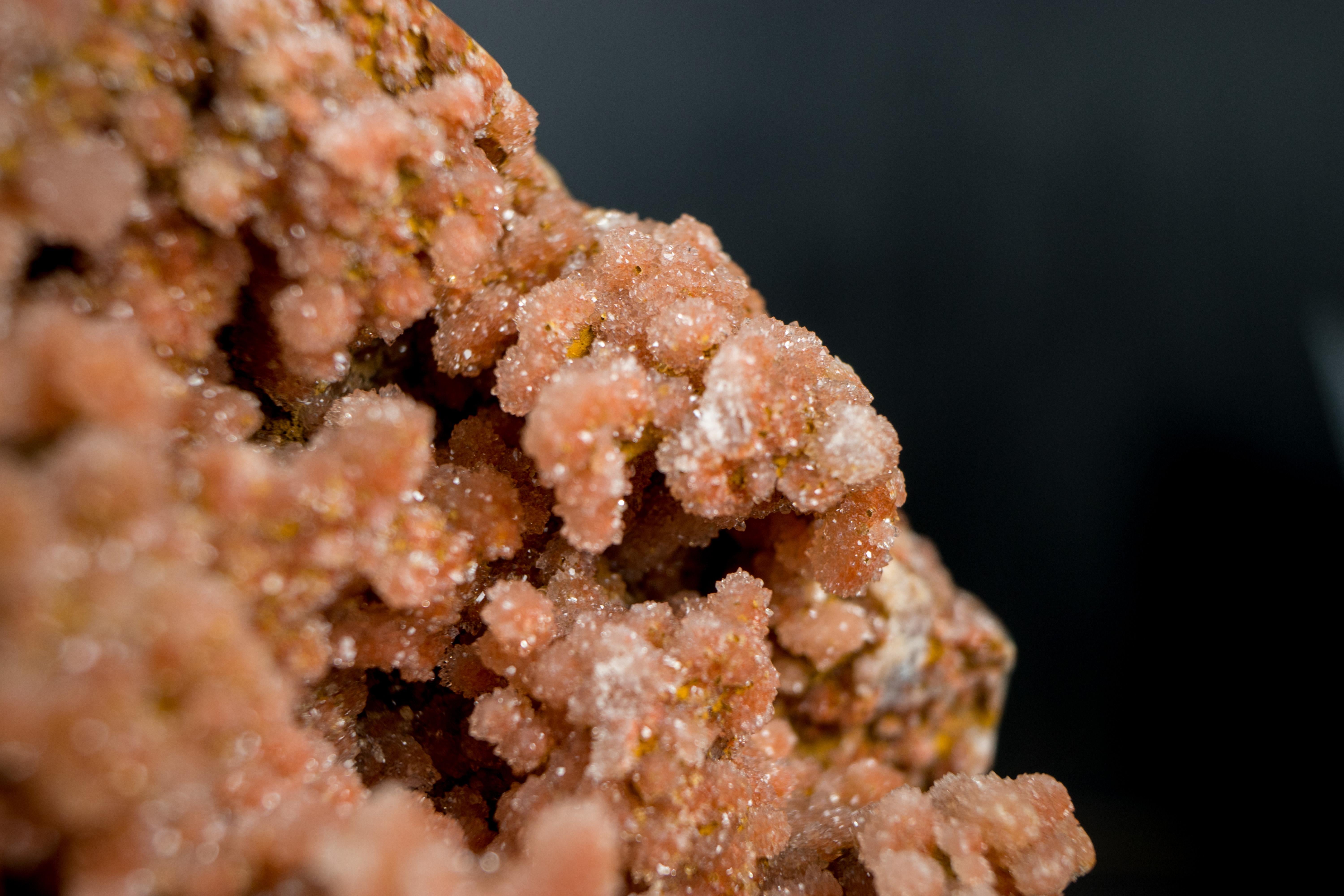 XXI secolo e contemporaneo Raro cristallo di ametista rosa e rosso con druzy galattico su globi botrioidali in vendita