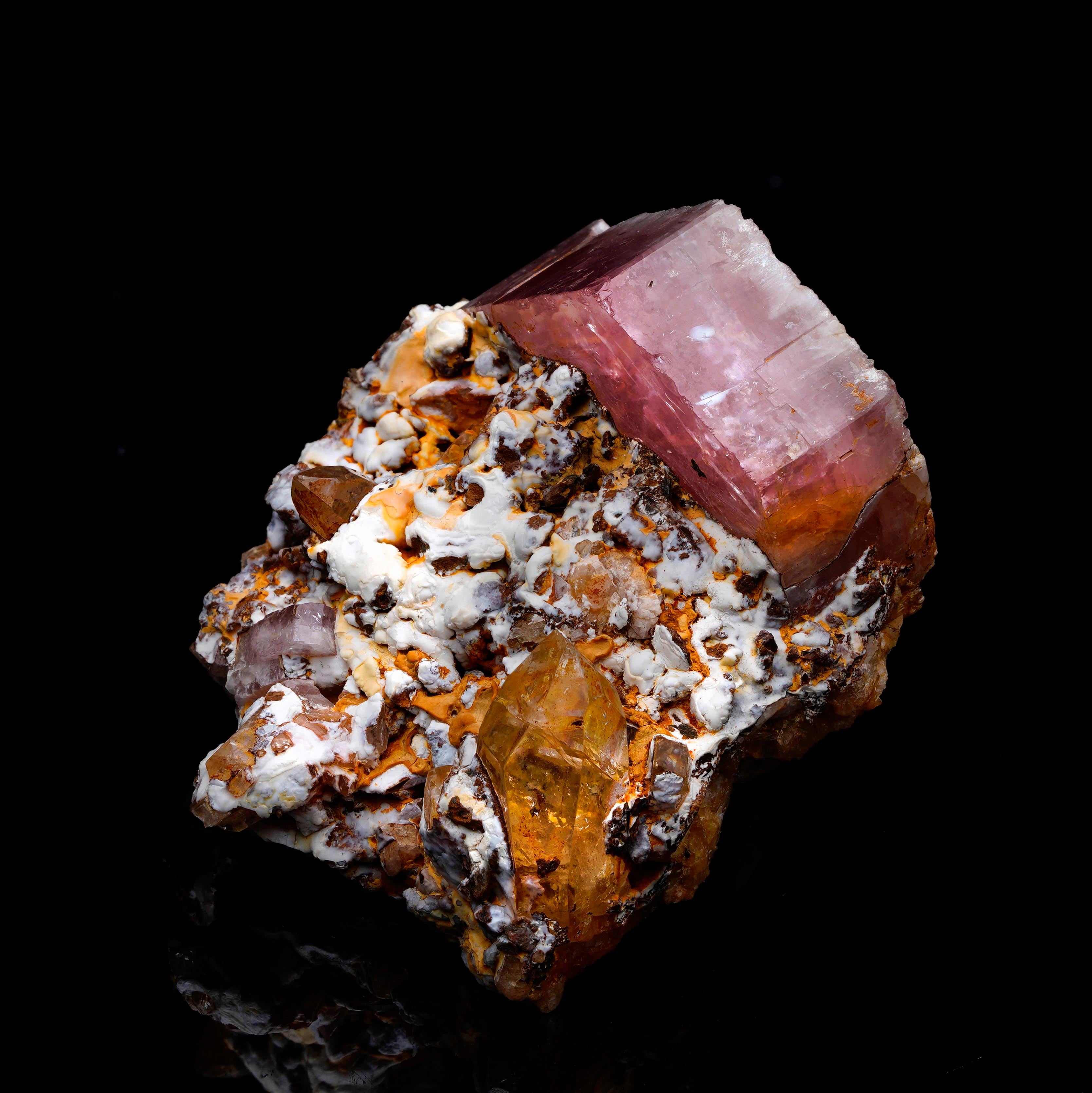 Questa eccezionale Apatite rosa proveniente dalla Colombia mostra un colore vivido e uno sviluppo nitido dei cristalli. La sua ricca tonalità rosata è rara, anche tra gli esemplari di apatite di alta qualità. I giacimenti colombiani producono