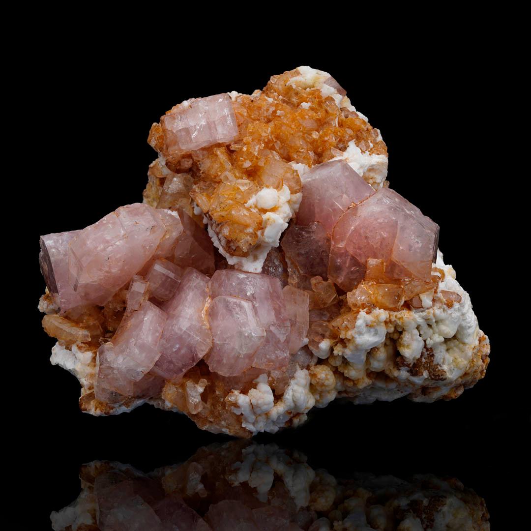 Cette exceptionnelle Apatite rose avec Muscovite de Colombie présente une coloration vive et une géométrie cristalline nette dans une taille compacte magnifique. Sa riche tonalité rose est particulièrement rare, même parmi les spécimens d'apatite de
