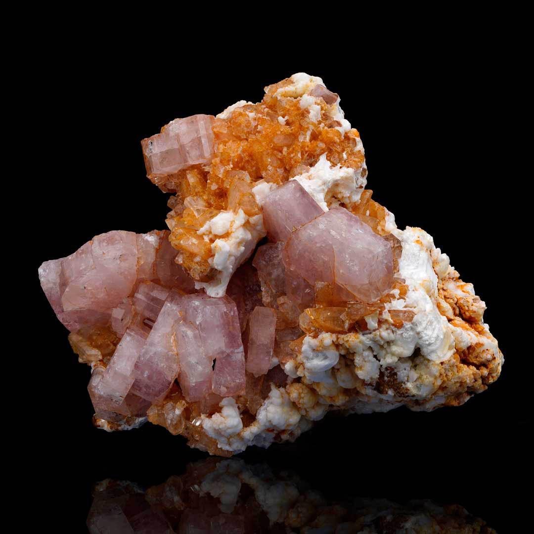Colombien Rare Apatite rose avec Muscuvite de Colombie en vente