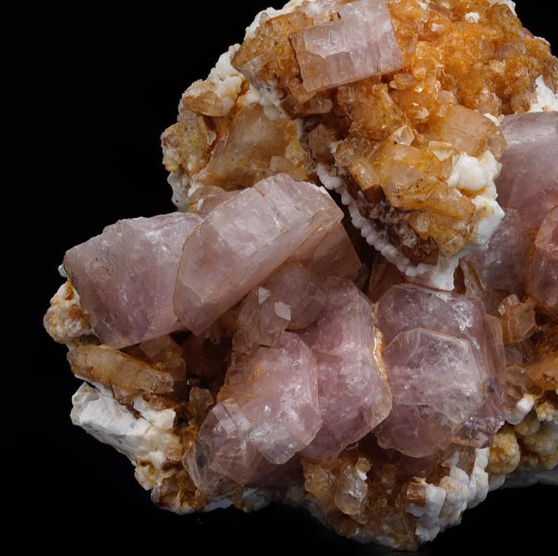 Rare Apatite rose avec Muscuvite de Colombie en vente 1