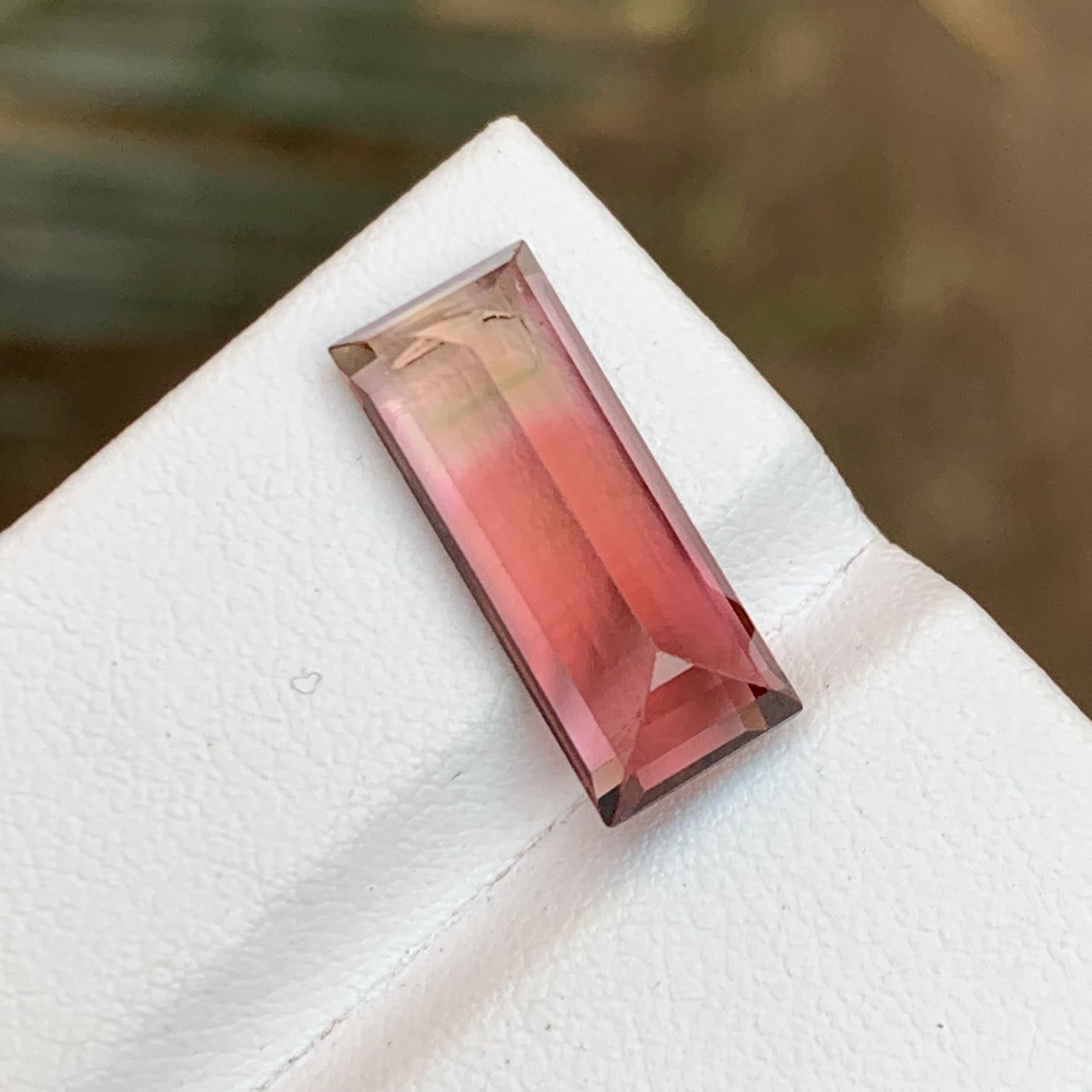 Rare Pink Bicolor Tourmaline Gemstone, 6.40 Carat Baguette Cut for Ring/Pendant  In New Condition For Sale In Peshawar, PK