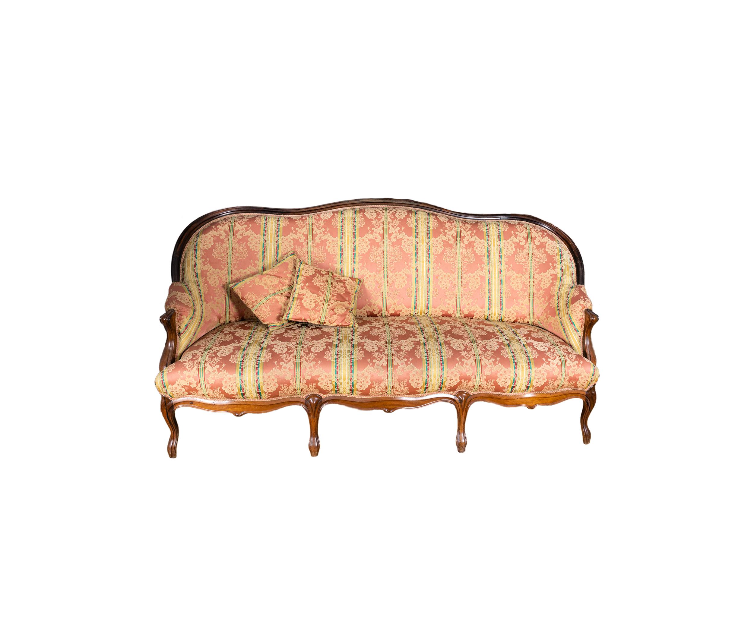 Un divano Fabrice unico nel suo genere, con un tessuto di lusso impeccabile e una tappezzeria a sfondo rosa con un monogramma intrinsecamente dettagliato.  
D. José Stile della seconda metà del XVIII secolo, di influenza rococò, ha gambe snelle e