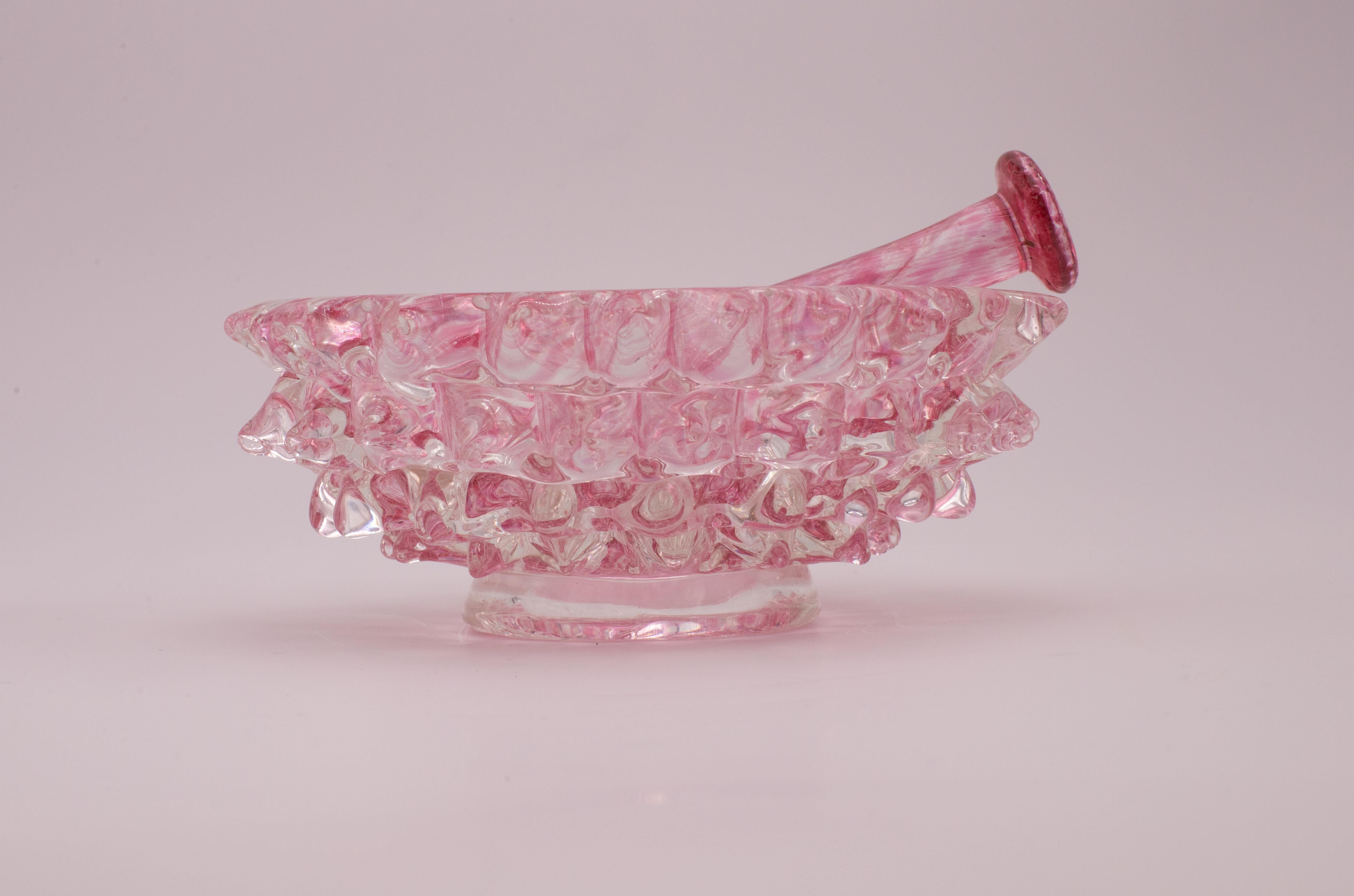 Incredible mouth-blown Murano glass vase in rare pink rostrato from the middle of the last century. This wonderful object was produced in the 1940s in Italy by Ercole Barovier for Barovier & Toso.
The mortar-rod is also sold together with the