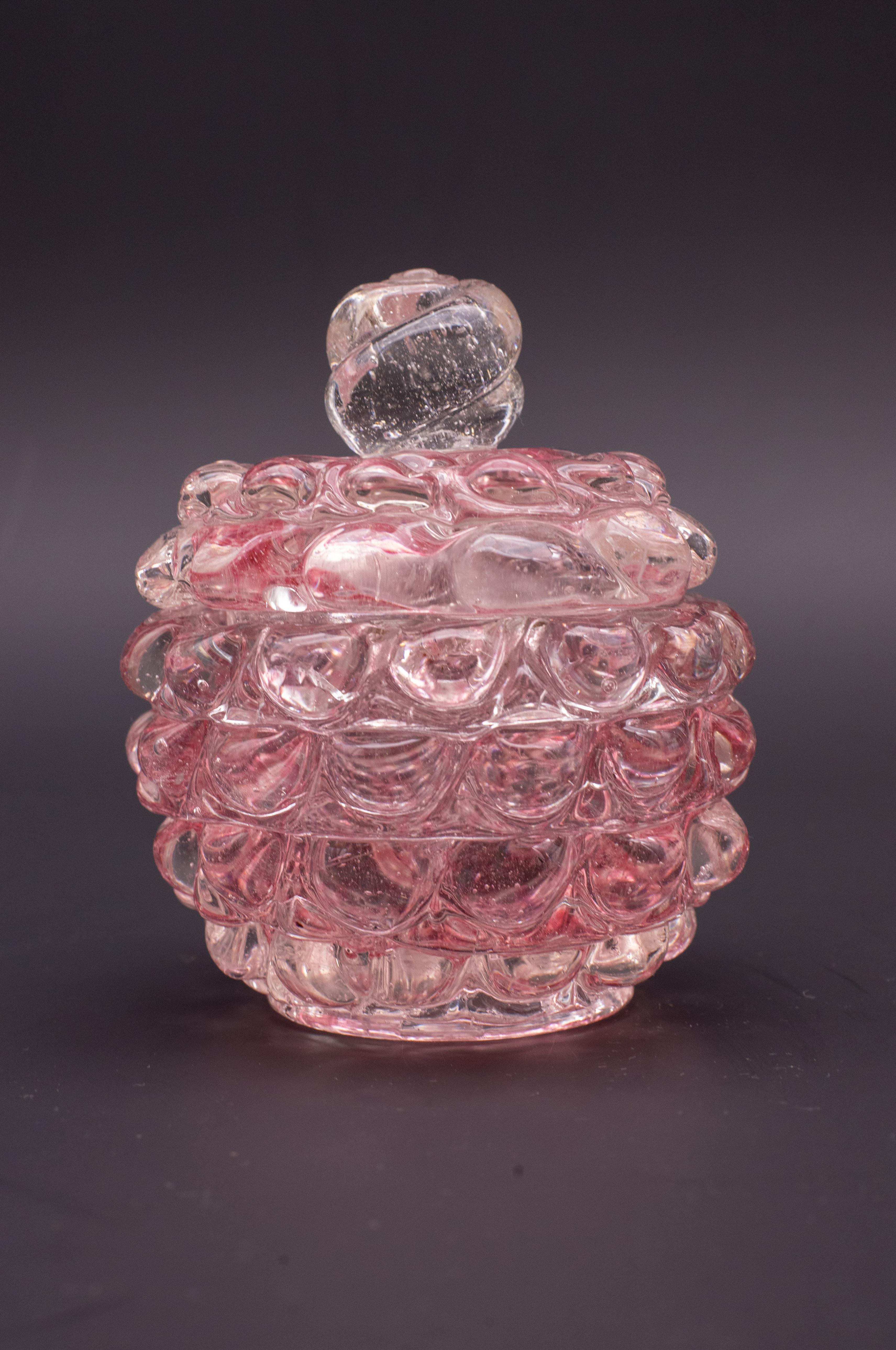 Extraordinaire et unique vase de la série des lentilles roses de la verrerie Barovier&Toso, période 1940.

Le vase mesure 12 centimètres de haut et 12 centimètres de diamètre.

Excellent état vintage.

Les autres vases transparents ne sont pas