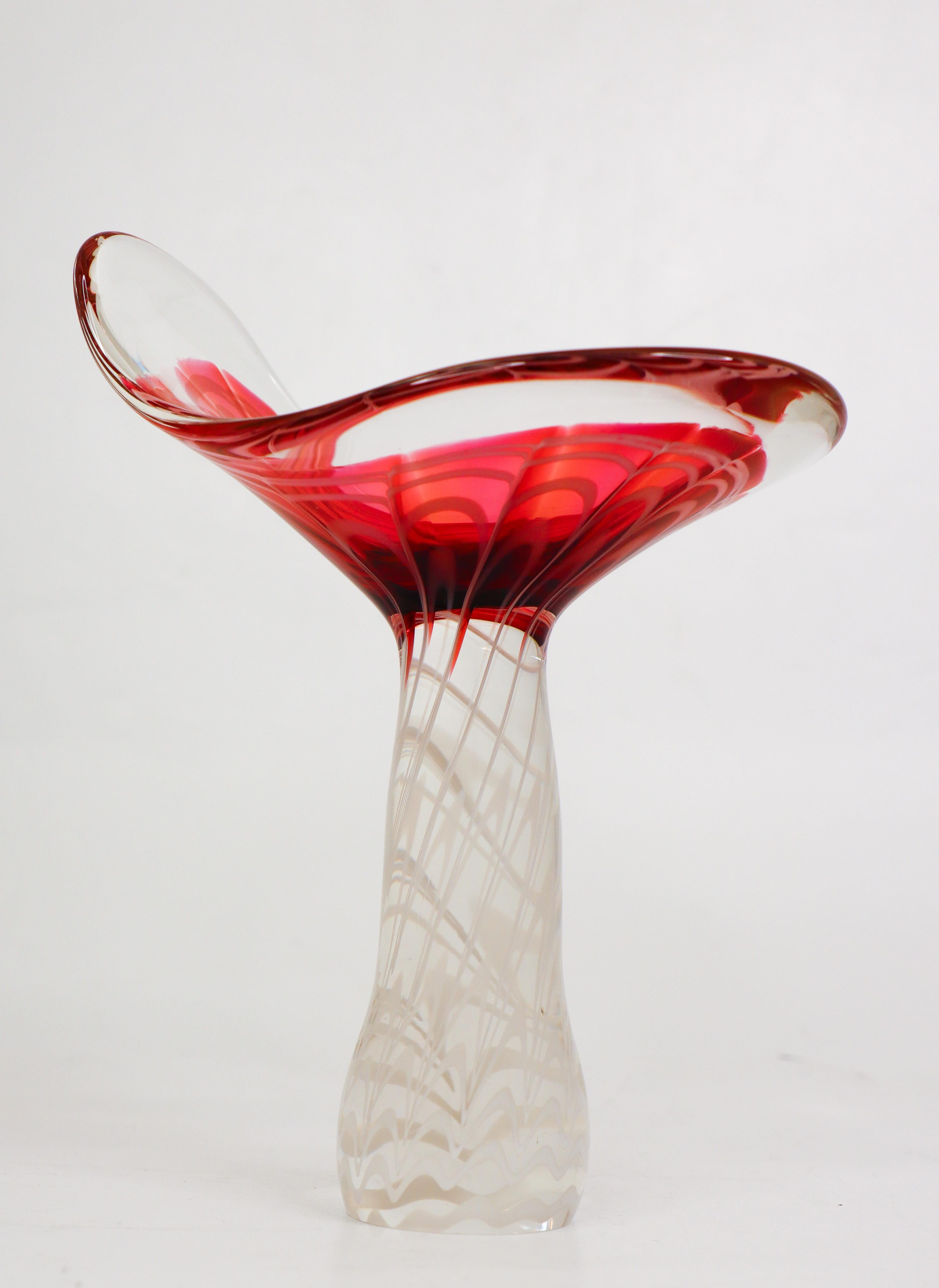 A lovely glass sculpture or bowl with an abstract designed by Paul Kedelv at Flygsfors in Sweden in 1954. This sculpture do have a pink tone and it is 22 cm (8.4