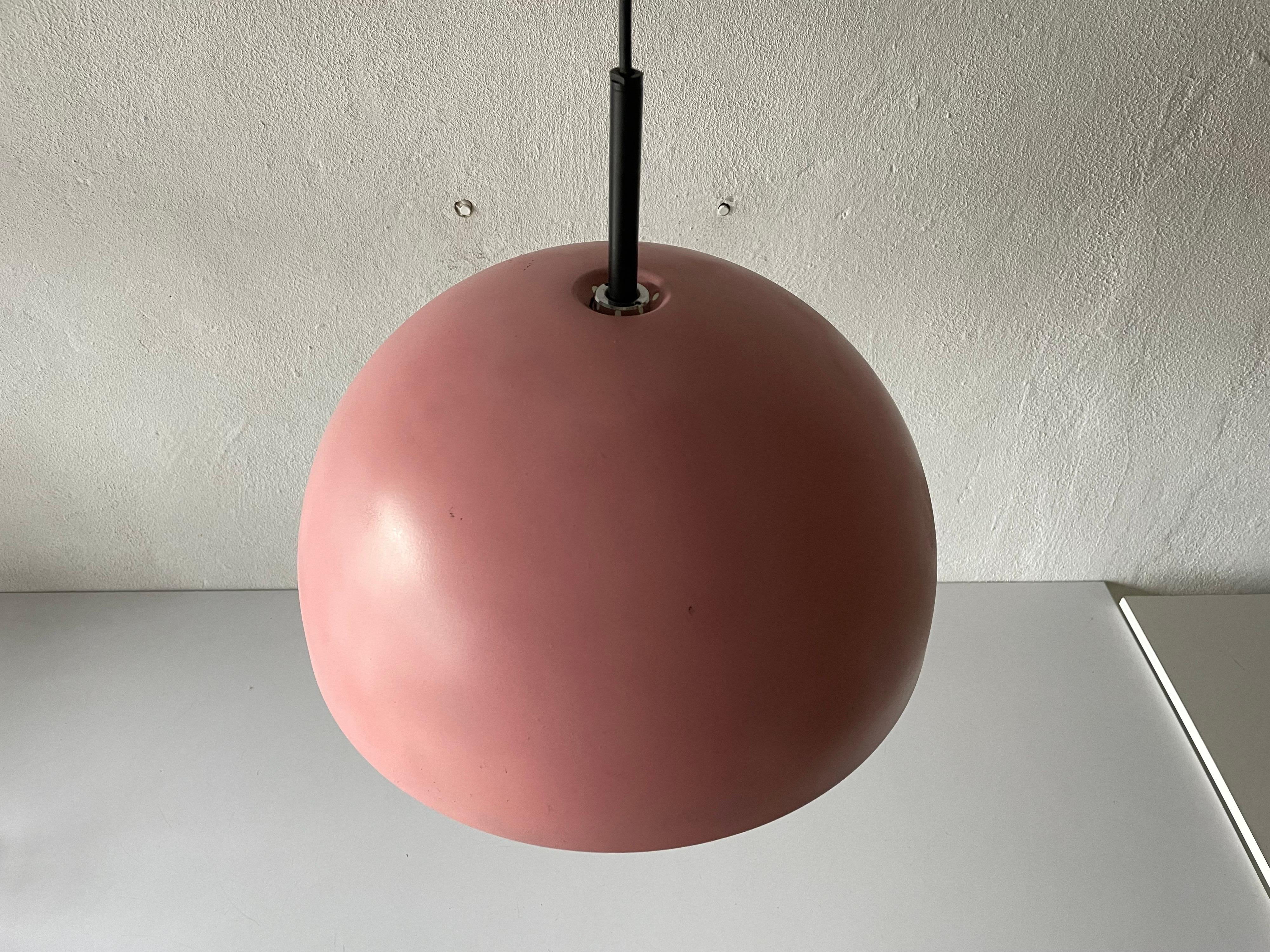 Rare lampe à suspension en métal rose par Staff Leuchten, 1970, Allemagne Bon état - En vente à Hagenbach, DE