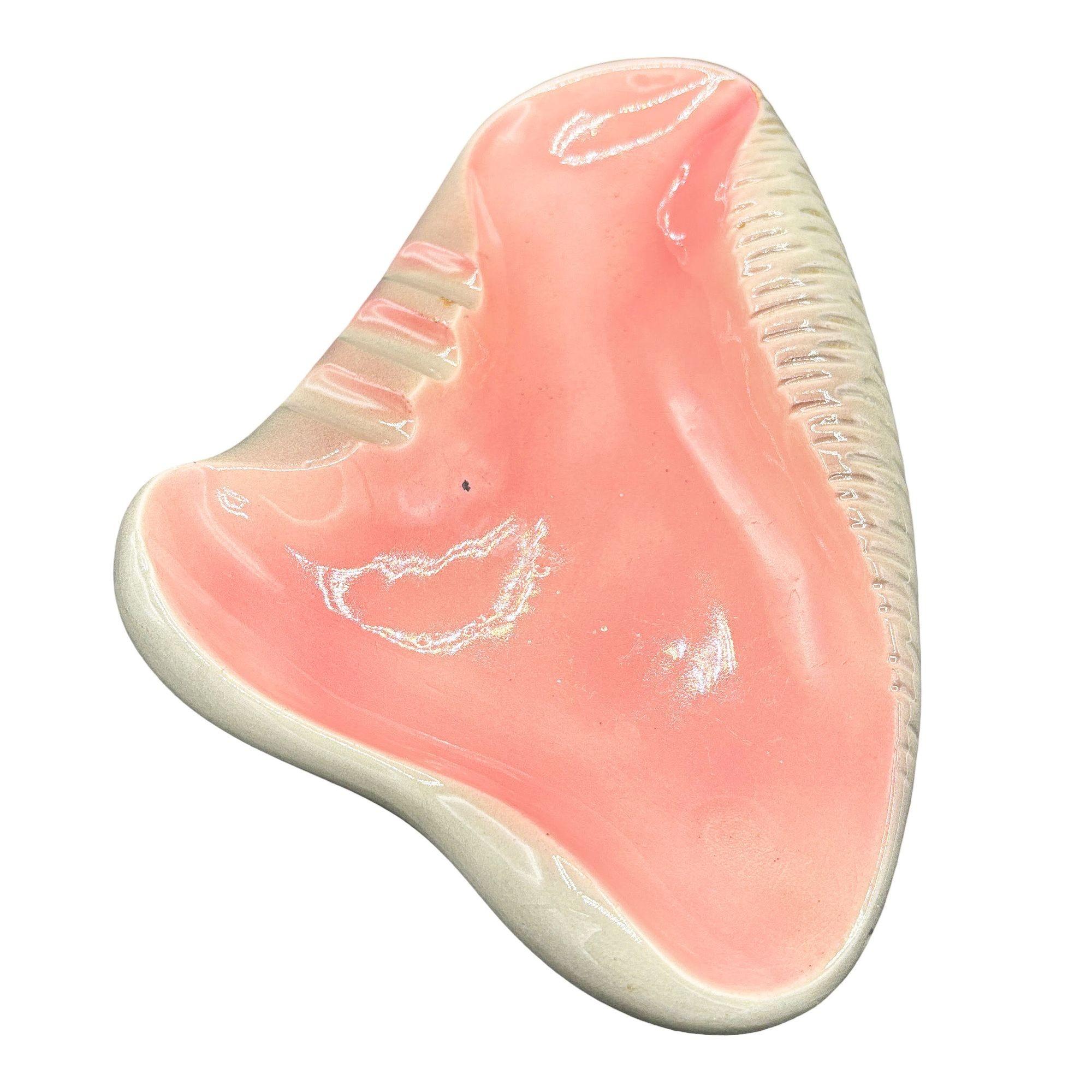 Rosa und grauer Keramik-Aschenbecher aus der Mitte des Jahrhunderts in Muschelform. Der Aschenbecher hat eine abstrakte, ruhige Muschelform mit einer rosa glänzenden Innenseite und einer grauen Außenseite.

Gestempelt: 