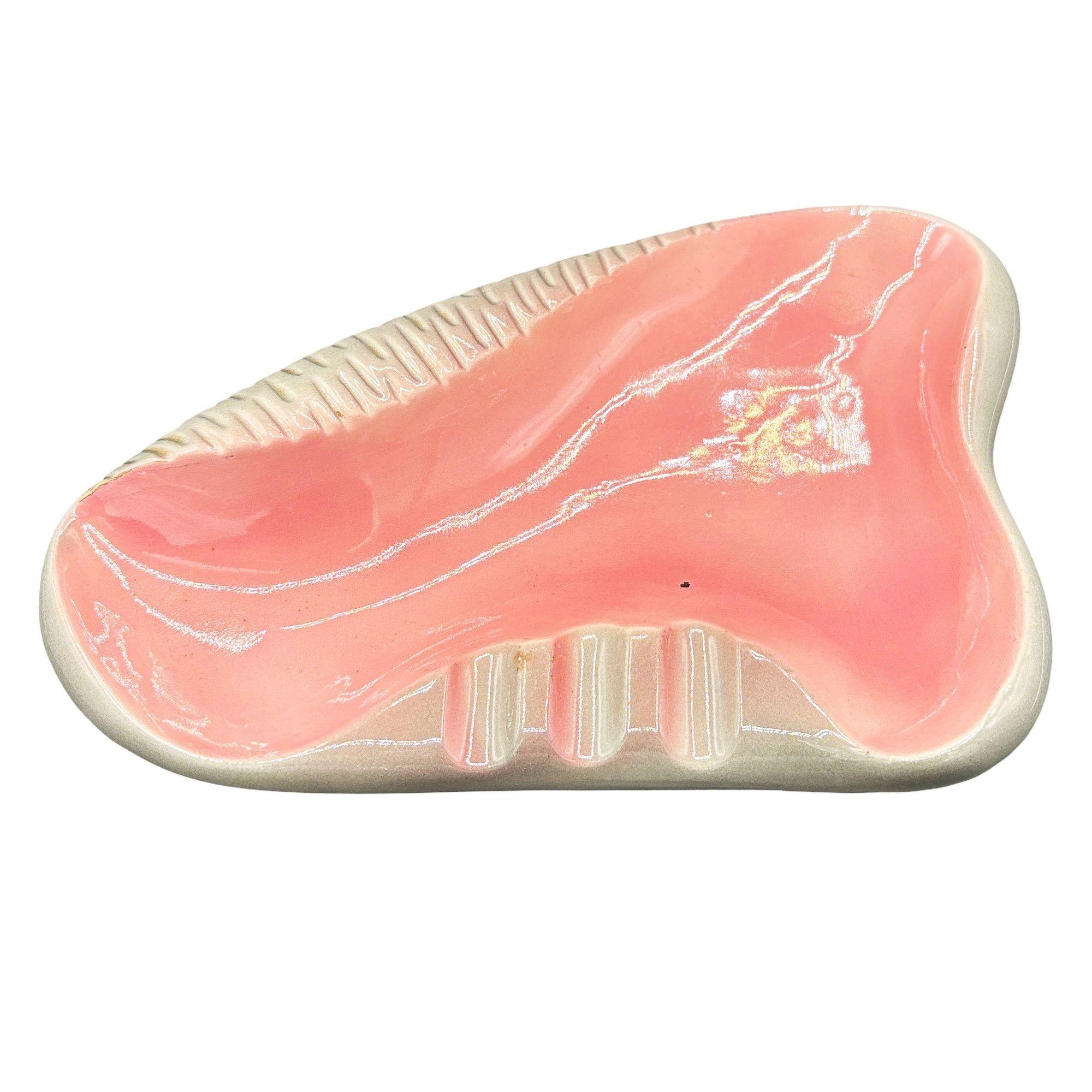 Seltene Rosa Mitte des Jahrhunderts Biomorphic Modernist Clam Shell Keramik Aschenbecher (Moderne der Mitte des Jahrhunderts) im Angebot