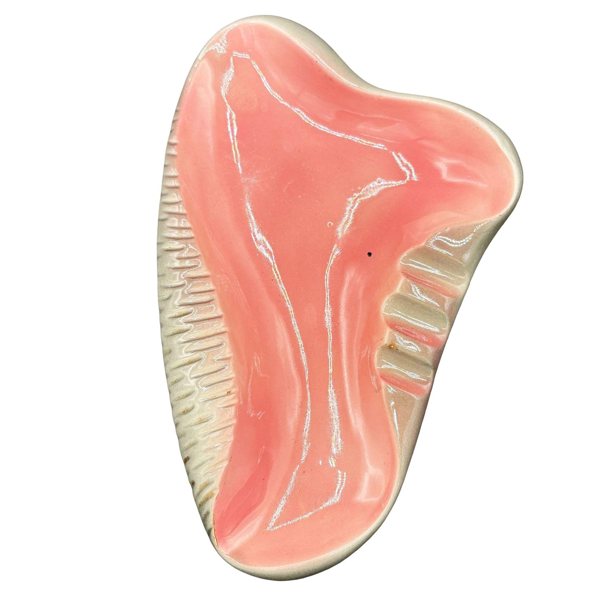 Seltene Rosa Mitte des Jahrhunderts Biomorphic Modernist Clam Shell Keramik Aschenbecher (amerikanisch) im Angebot
