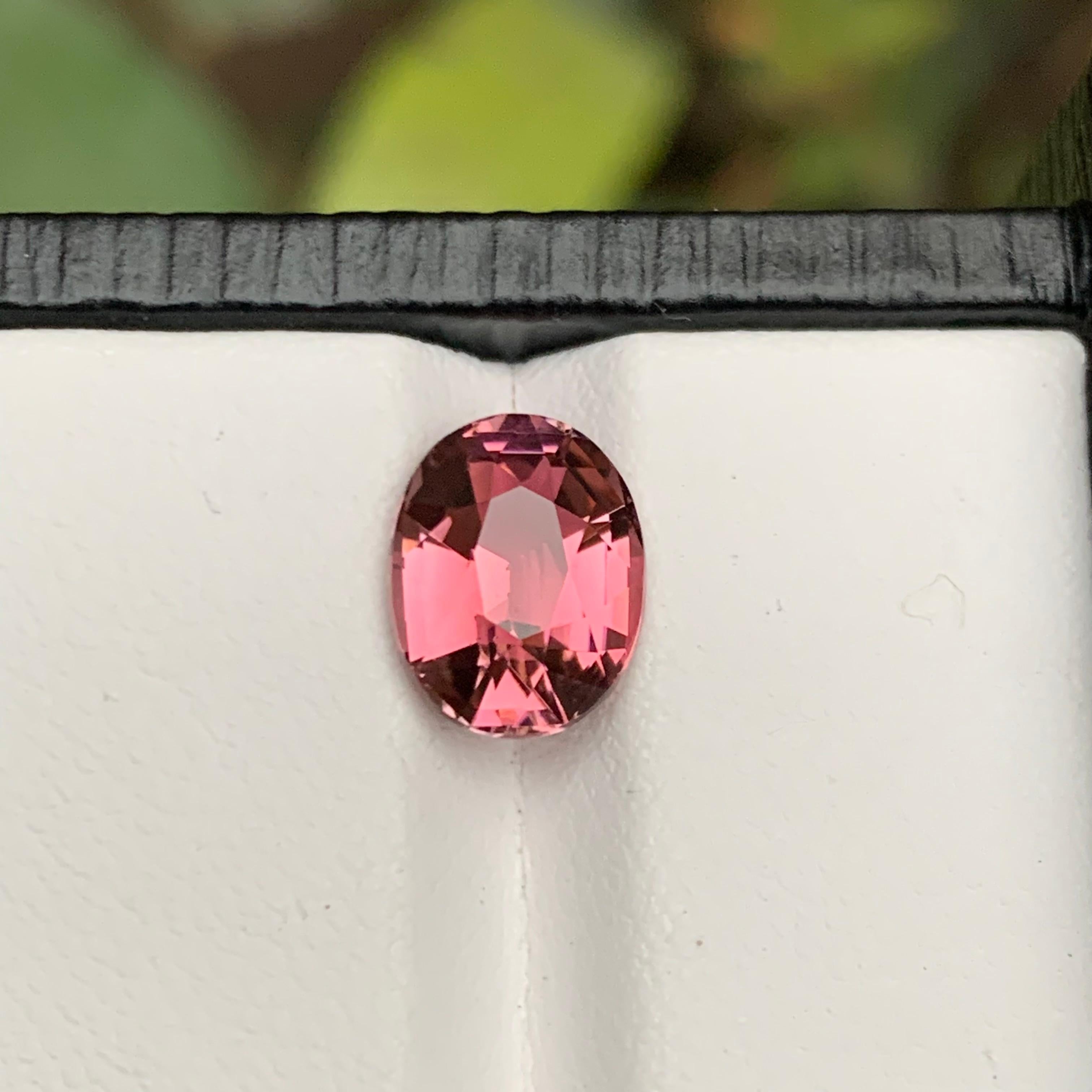 Nous vous présentons notre tourmaline naturelle rose rare taille coussin, une pierre précieuse éblouissante pesant 2,75 carats. Méticuleusement travaillée pour présenter un éclat et une clarté excellents, cette pièce rare est parfaite pour divers