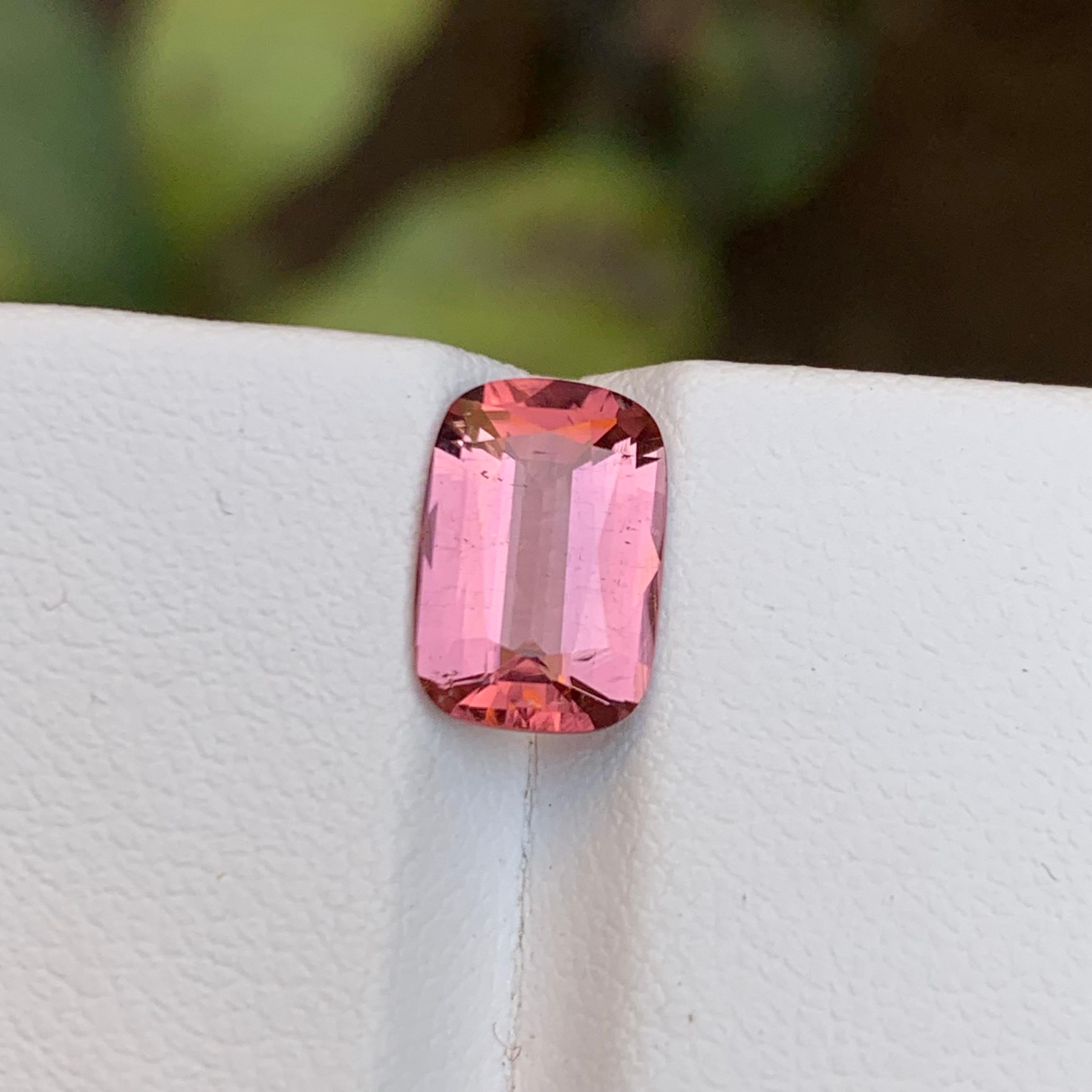 Tourmaline naturelle rose rare, pierre non sertie de 2,30 carats, taille coussin idéale pour bague en vente 4