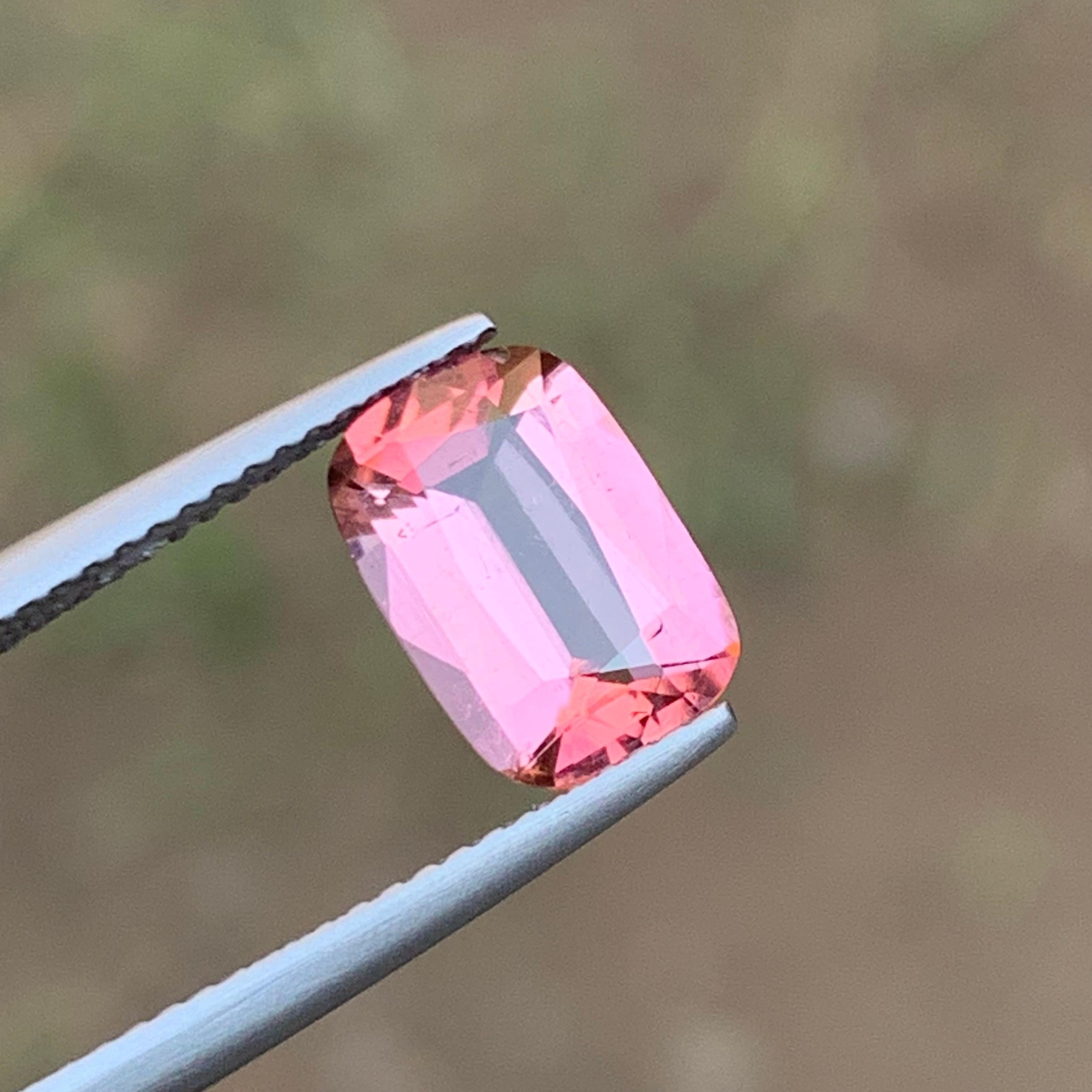 Contemporain Tourmaline naturelle rose rare, pierre non sertie de 2,30 carats, taille coussin idéale pour bague en vente