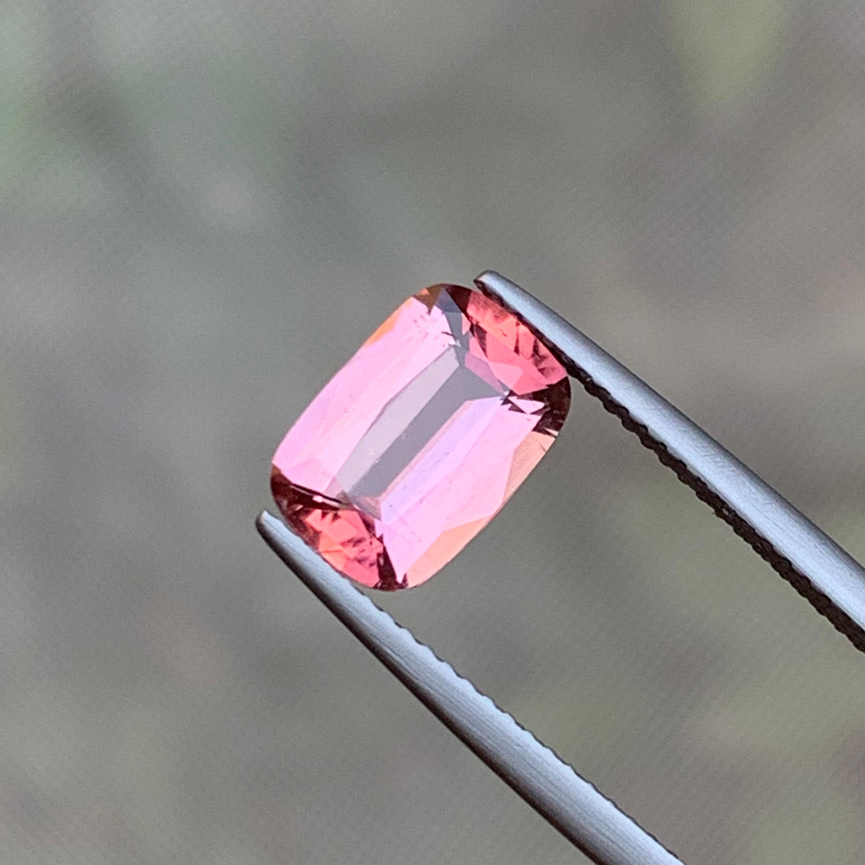 Tourmaline naturelle rose rare, pierre non sertie de 2,30 carats, taille coussin idéale pour bague en vente 3